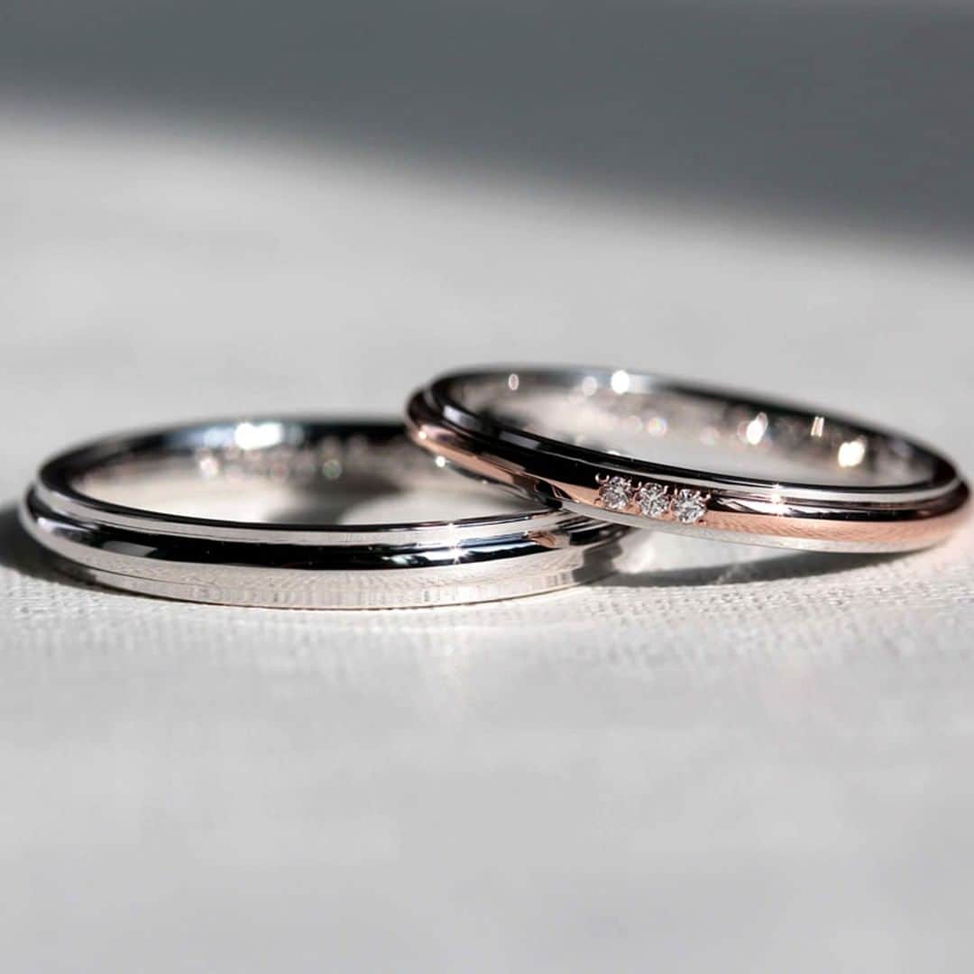 ith / イズ オーダメイド結婚指輪さんのインスタグラム写真 - (ith / イズ オーダメイド結婚指輪Instagram)「お揃いのデザインを、 女性はピンクゴールドとダイヤで 少し華やかにお仕立てしました。  細身で着け心地がよく、 シンプルな結婚指輪。  だからこそ、ちょっとした 切り返しのデザインや色合いの変化で お二人に似合う雰囲気を作り出しています。 . . ▽ 指輪について 結婚指輪(男性)：アルページオ Pt900：141,000円〜 . 結婚指輪(女性)：アルページオ Pt900/K18PG：138,000円〜 . .  公式ハッシュタグ🤳✨ #イズマリッジ . . 【オンラインアトリエOPEN】 お二人それぞれのご自宅にいながら 指輪のオーダーメイドができる、 ithのオンライン相談が始まりました💻 → 詳細はプロフィールのURLにて🔗 . . #マリッジリング #エンゲージリング #結婚指輪 #婚約指輪 #カスタマイズ #指輪 #ダイヤモンドリング #婚約 #プレ花嫁 #ナチュラルウェディング #結婚指輪探し #指輪選び #指輪探し #結婚指輪選び #ピンクゴールド #ペアリング #プロポーズ #特別感　 #オーダーメイドリング #結婚指輪オーダー #ゴールドリング #パーソナライズ #結婚準備 #花嫁 #コンビネーション #2020秋婚 #2020冬婚 #2021春婚」5月27日 12時00分 - ith_marriage