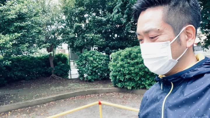 阿部浩貴のインスタグラム：「睡眠不足の中、公園でブランコを押す自分を励ますため、セルフドキュメントを撮りました。 #セルフドキュメント #寝不足 #陽気が眠気を襲う」