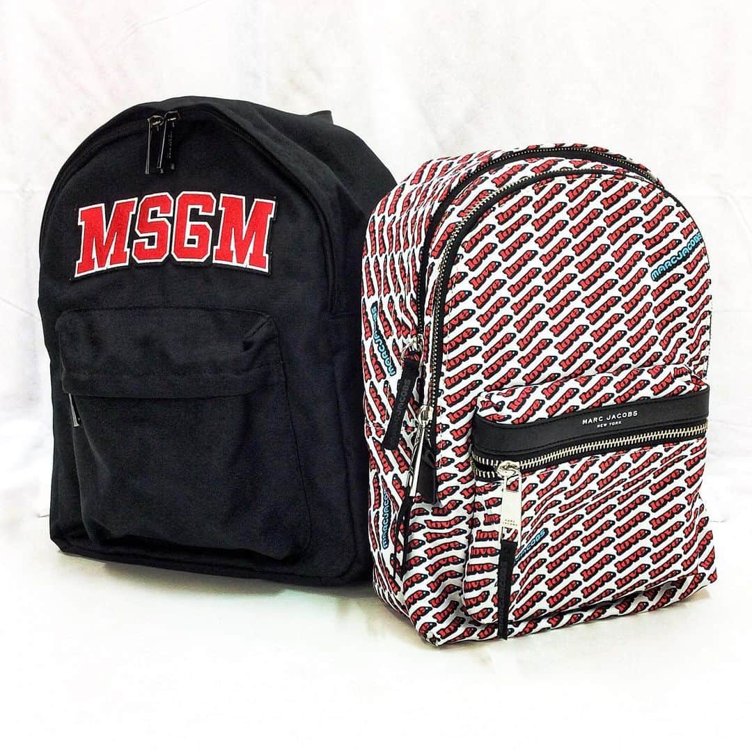 kids&Otona リサイクルショップのインスタグラム：「夏のリュックコーデ🎒💙シンプルなMSGMのロゴワッペンリュックからMARC JACOBSの総柄リュックまでご用意しております💝  全て1点ものですので売り切れの場合がございます。 商品画像をクリックすると購入サイトにつながります。  商品に関する問い合わせは楽天市場よりお願いします💁  #VERY #シンプルコーデ #大人コーデ #ママコーデ #ファッション #コーディネート #大人カジュアル  #二子玉川 #古着 #リユース #ユーズド #Tokyo #seconds #セカンズ #世田谷  #40代ファッション #アラフォーファッション #アラサー #30代ファッション #50代ファッション #アラフィフ #東京 #ootd #エムエスジーエム #マークジェイコブス #バックパック #バックパック女子 #リュック #リュック女子 #リュックコーデ」