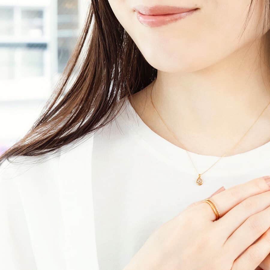ヴァンドーム青山さんのインスタグラム写真 - (ヴァンドーム青山Instagram)「. 【 coordinate 】 ハッピーなムードをまとった可憐なフラワーモチーフネックレスと柔らかなフォルムのリング。 ダイヤモンドの繊細な輝きと地金の艶めきで洗練された印象に。 . #ネックレス #necklace #リング #ring #limited  #ダイヤモンド #diamond #ゴールドジュエリー  #ジュエリーコーディネート #jewelry #accessory  #ジュエリーコーデ  #vendomeaoyama  #ヴァンドーム青山」5月27日 12時22分 - vendomeaoyama_official