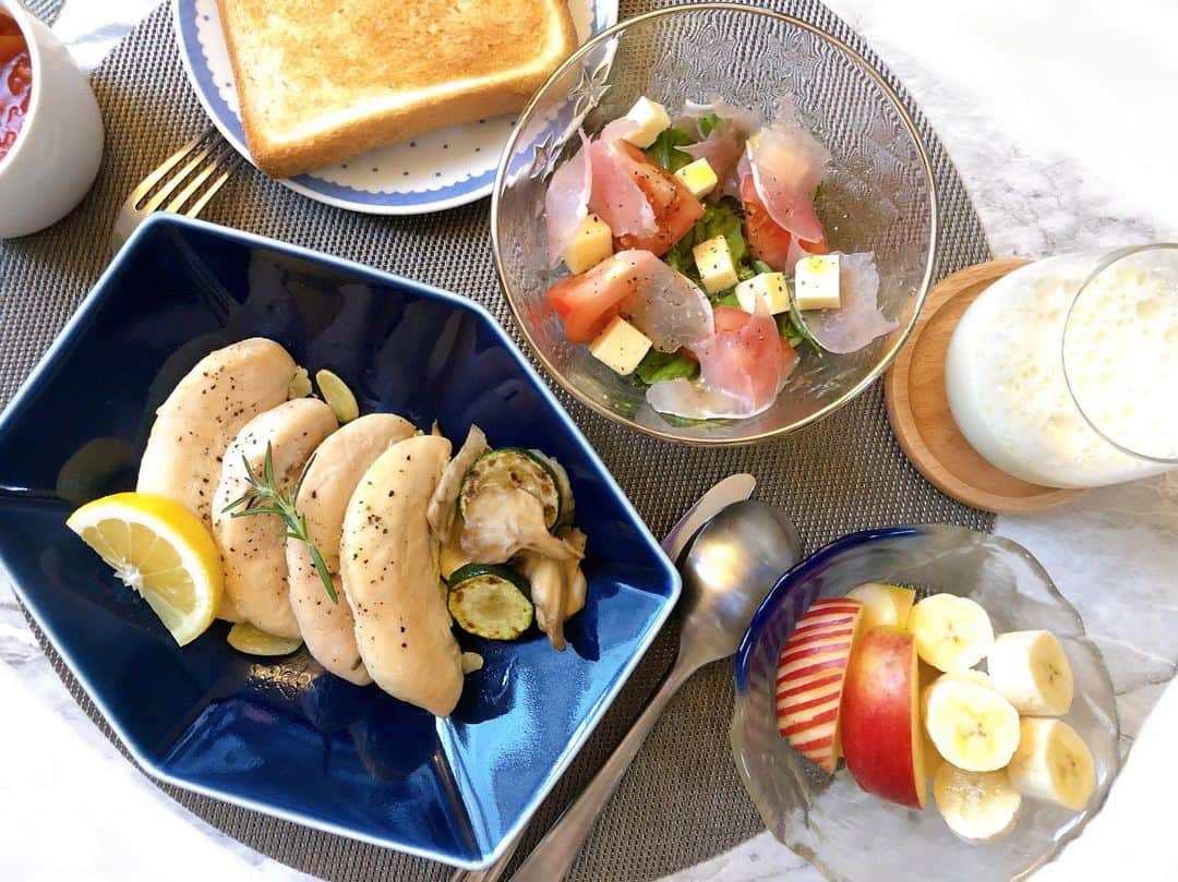 江口輝のインスタグラム：「ささみのコンフィだってー！！ なんじゃそりゃー！！！ #嫁ごはん #breakfast  #おうちごはん  #ささみのコンフィ #ってなんじゃそりゃ #ミネストローネ #生ハムチーズサラダ #ズッキーニと舞茸のソテー  #無調整豆乳 #食パンマン」