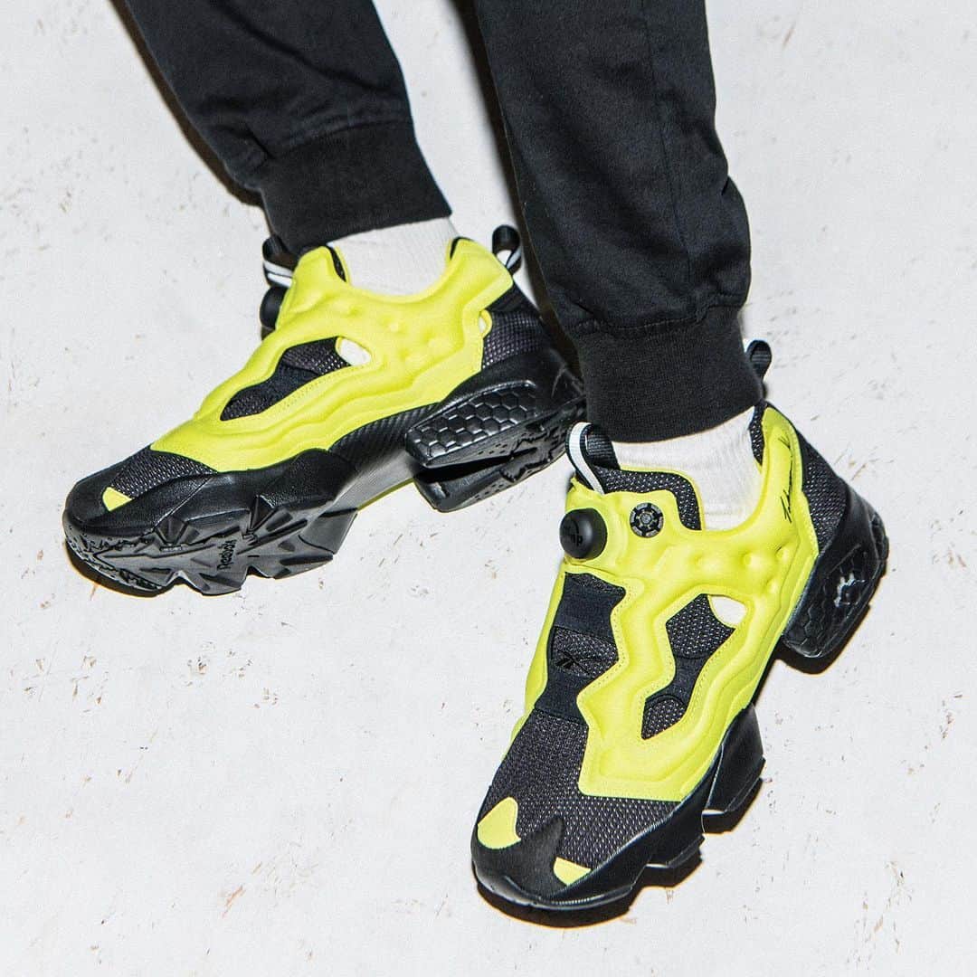 のインスタグラム：「「INSTAPUMP FURY OG 90s House」。 アーティストの「上岡拓也 (@takuya_k_)」氏が、昨年原宿で行われたイベント『Reebok 90s House』開催期間中、イベント会場の壁に「INSTAPUMP FURY」のファーストカラーである通称"シトロン"を描いた際、その描き途中であるカラーリングを落とし込んだモデル。 #リーボッククラシック #PumpItUpNow #InstapumpFury」