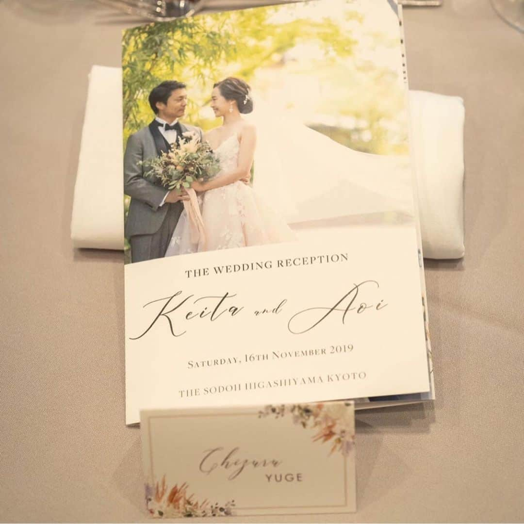 THE SODOH WEDDING OFFICIALさんのインスタグラム写真 - (THE SODOH WEDDING OFFICIALInstagram)「﻿ 世界にたったひとつのオリジナルプロフィールブック ﻿ おふたりの入場までのお時間も ﻿ ゲストの皆様に楽しんでいただけるアイテムの一つ ﻿ ﻿ ご結婚式は新郎新婦それぞれのゲストの皆様に ﻿ お越しいただく大切な場です﻿ お互いのゲストの皆様は﻿ 「どんな人と結婚したのかな」と ﻿ おふたりの姿を楽しみにお越しいただきます﻿ ﻿ そんなワクワクされているゲストの方に﻿ いち早く おふたりのご紹介が出来るのは ﻿ 席次表等に組み込まれているプロフィール紹介 ﻿ ﻿ お受付やご披露宴の会場にすすまれ ﻿ ご入場を待つお時間にご覧いただく事で ﻿ 「こんな素敵な人と結婚したんだね」なんて ﻿ お話ししながらおふたりの事を知っていただけ ﻿ よりご入場を楽しみにしていただけます﻿ ﻿ 見やすさを重視するのか ﻿ 会場コーディネートとあわせるのか ﻿ ﻿ 皆様はどんな形で表現されますか﻿ ｰｰｰｰｰｰｰｰｰｰｰｰｰｰｰｰｰｰｰｰｰ﻿ .﻿ ▼オンラインフェアのご予約は﻿ インスタグラムのTOPからCHECK✔︎﻿ >>> @sodoh_wedding﻿ .﻿ #sodoh花嫁﻿ #thesodohhigashiyamakyoto﻿ #ザソウドウ東山京都﻿ #sodoh﻿ #weddingdress #dress #kyoto﻿ #thetreatdressing﻿ #プレ花嫁 #結婚準備 #式場探し﻿ #関西花嫁 #京都花嫁 #京都結婚式#東山﻿ #ペーパーアイテム#プロフィールブック﻿ #手作りアイテム#結婚式diy#手作りプロフィールブック」5月27日 12時27分 - sodoh_wedding