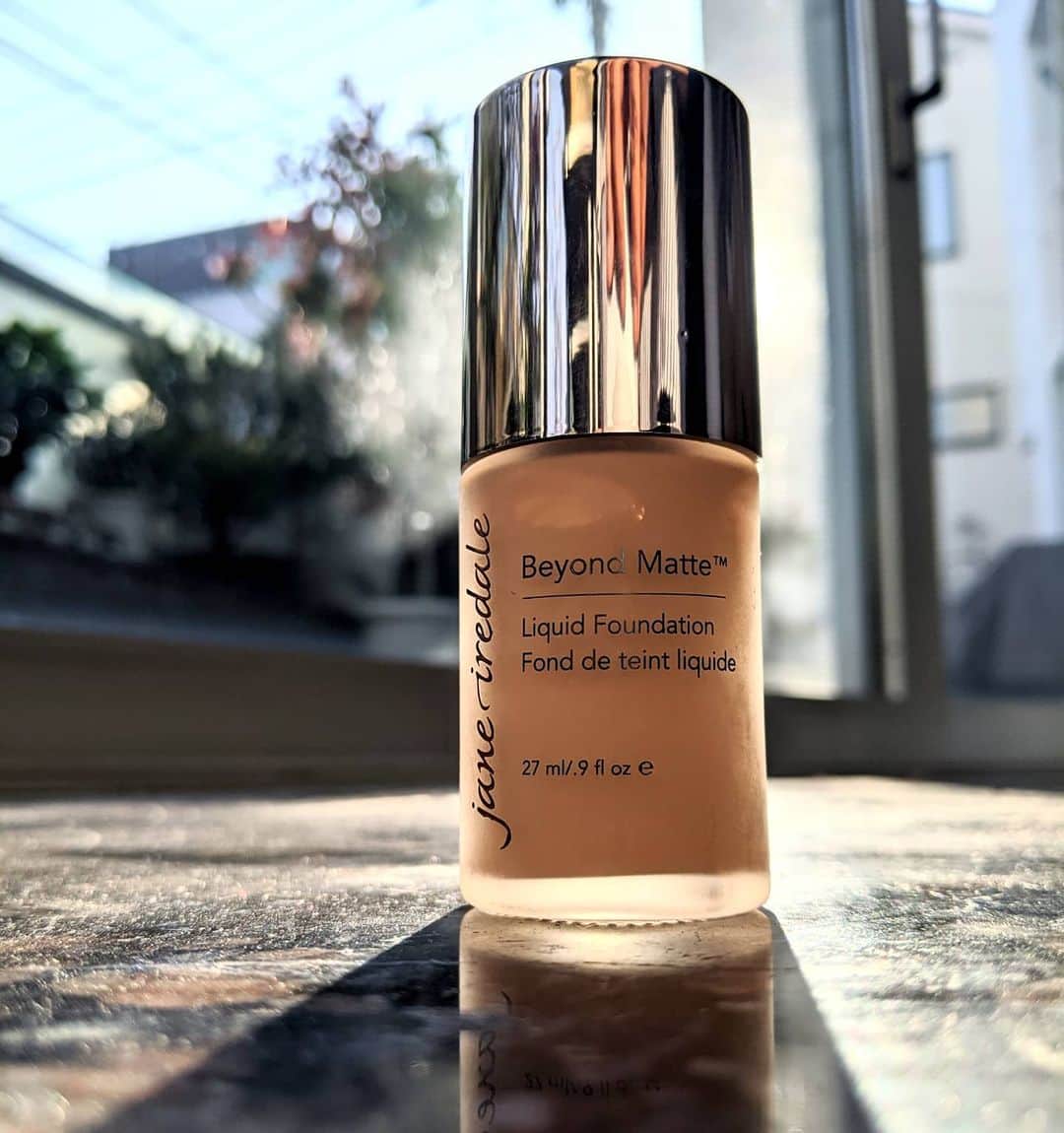ジェーン・アイルデールのインスタグラム：「伊勢丹新宿店スタッフおすすめアイテム💄﻿ ﻿ 昨年の夏に発売されてから大人気の高い﻿ 新感覚ファンデーション﻿ ↪︎「#ビヨンドマットリキッドファンデーション 」﻿ ﻿ リキッドタイプのファンデーションならではの﻿ ✔ヨレる ✔カバー力が物足りない…etc﻿ このようなマイナスイメージを覆してくれた﻿ 3in1ファンデーションです。﻿ ﻿ とにかくテクニック要らずで一発で綺麗な仕上がりを﻿ 決めてくれます✨﻿ コンシーラーで隠したいところは重ね付けOK！﻿ 忙しい朝は下地なしでこのまま1本で完成も◎﻿ マスクをしていても色が付きにくく、﻿ 手放せないアイテムの一つです💓﻿ 1pushでスルスルッと伸びが良いのも嬉しい所✨﻿ ﻿ メイクオフをした後でも潤い・弾力がキープされて﻿ 肩の力を抜いて、毎日のメイクも気軽に楽しめます♪﻿ ﻿ ▶ビヨンドマットリキッドファンデーション﻿ ￥5,800+tax﻿ ﻿ ファンデーション選びに悩んでいる方や﻿ 気になる方はぜひ一度お試しください。﻿ ﻿ ﻿ ﻿ ＊＊＊＊＊＊＊＊＊﻿ ﻿ 【5/30 伊勢丹新宿店営業再開】﻿ ﻿ 休業の間はご不便お掛け致しました。﻿ 営業再開と同時に、新しい商品も発売されるので﻿ 楽しみにしてくださいね！﻿ みなさんのご来店を心よりお待ちしております🌼﻿ ﻿ ジェーン・アイルデール﻿ 伊勢丹新宿店﻿ 店長　P﻿ ﻿ ==================﻿ 営業再開日：　5月30日（土）﻿ 営業時間：　午前11時～午後7時　﻿ ※６月12日（金）までの間、営業時間を短縮いたします。﻿ ==================」