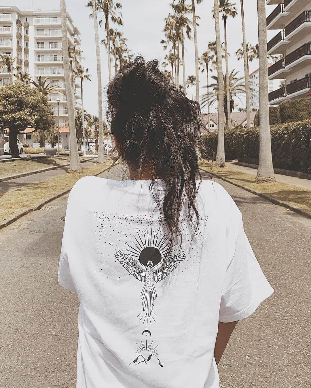 aki_ingkさんのインスタグラム写真 - (aki_ingkInstagram)「. . 本日 @casia_official より 新作Tシャツ発売です🦅🌙 . 本日5/27 19:00~ 5/29 23:59までの 3日間期間限定受注販売です🌙 通常販売は未定ですのでこの機会を見逃しなく✨ . man&womanのユニセックスなので 皆様ご着用頂けますので是非この夏に🌞 . 詳しいサイズ感はサイト内に 記載がございますのでご確認下さい✨ . 19:00~の購入になりますが itemはWEBにてUPされてますので 是非お気に入りの1着を見つけて下さい💛 . . . . #カジュアルコーデ#シンプルコーデ#お揃いコーデ##ストリートファッション#ストリート系女子#ストリートコーデ#Tシャツコーデ#外国人風#黒髪#ロングヘアー#ヘアスタイル#サーフ#ボホ#ボホスタイル#旅行 #tshirts#tshirtshop#trip#travel #hairstyle#haircolor#casia」5月27日 12時30分 - aki_ingk