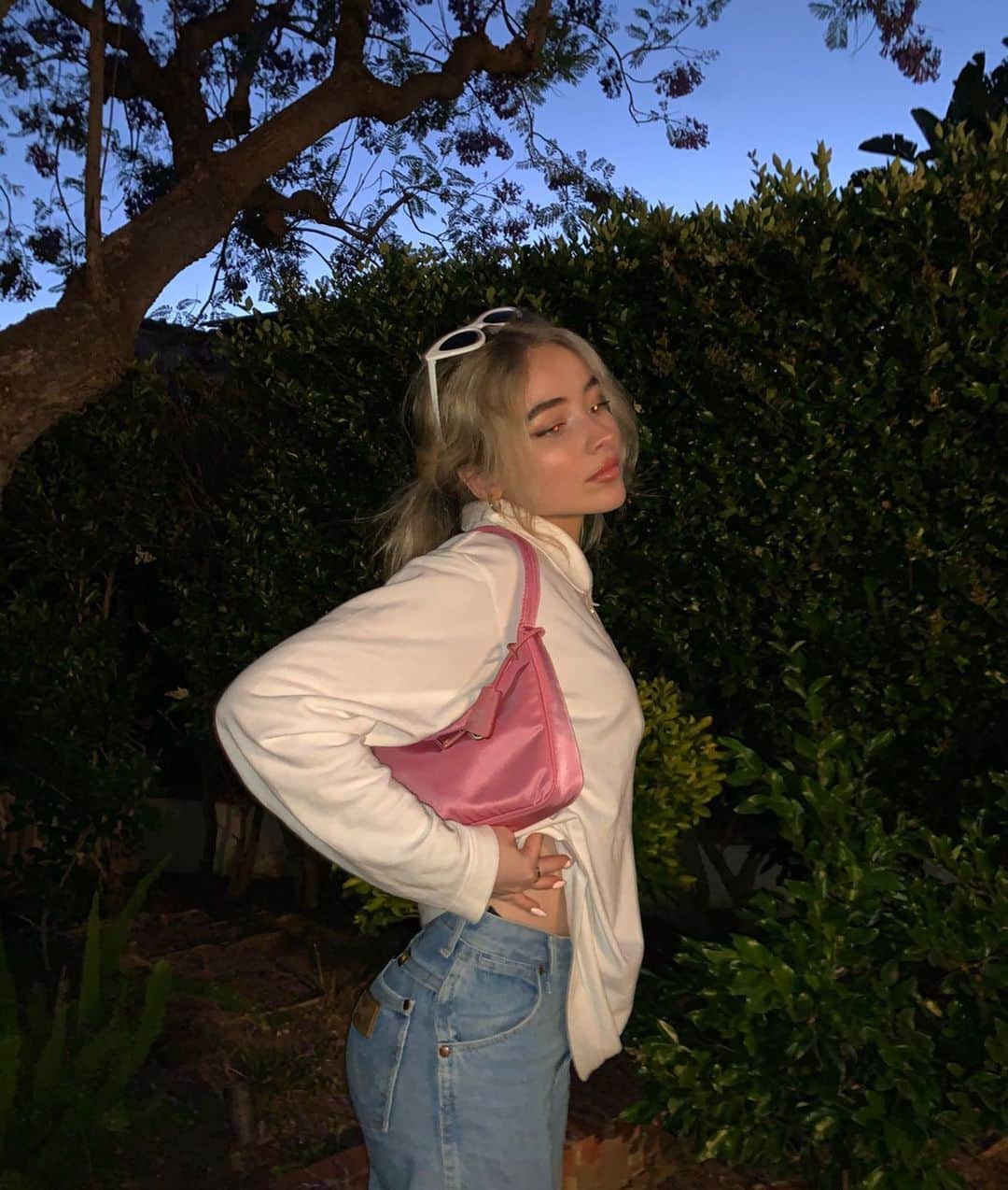 サブリナ・カーペンターのインスタグラム：「who wants to hang out in 2045 ?? 💘🪐💖」