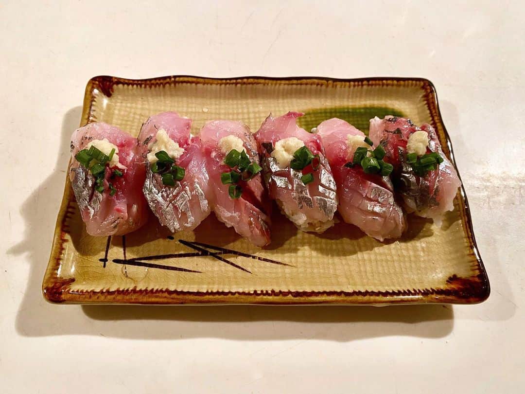 小鳥遊しほのインスタグラム：「自粛期間に学んだ魚捌きの延長で、ついにお寿司を握りだした。笑 30cm近い超立派なアジを売ってたのでおろしてお刺身と白子ポン酢(白子もあった！)にして、もう1尾はお寿司に。  思いつきでパパっと握ったのでざっちぃのはご愛嬌。  最後の写真のお刺身なかなかキレイにできた！！！初めて捌いた時の写真とくらべたら大違い🥺人は成長する。  #小鳥飯 #小魚遊 #自炊 #おうちごはん #魚料理 #寿司 #刺身 #料理 #魚好き #鯵 #cooking #fish #🍣」