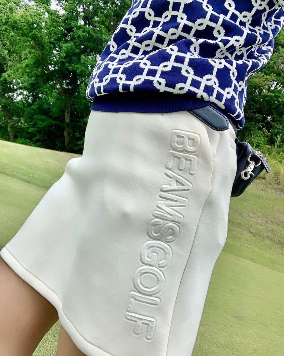 のインスタグラム：「ロゴのエンボス加工が可愛い💙今日はゴルフ日和ですね☀️⛳️✨ #beamsgolf  #ゴルフウェア  #ゴルフ女子 #golf  #ゴルフ行きたい #reinagolf」