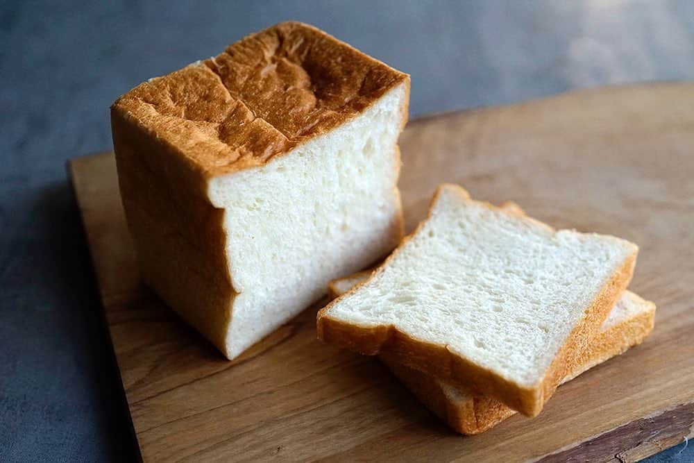コエのインスタグラム：「hotel koe tokyoの自家製食パン。  hotel koe bread ¥420+tax  外はサクッと中はふわふわのもちもちな仕上がり。 毎朝焼きあげられる食パンは旨味が強くそのままでも食べられます。 ぜひお楽しみ下さい。  koe lobby 渋谷 11:00〜18:00 (lo.17:30) ・ 〒150-0042 東京都渋谷区宇田川町３−７ tel.03-6712-7257  #koe#koelobby#hotelkoe#tokyo#shibuya#shibuyacafe#japan#bread  #일본 #시부야 #아침 #コエ #コエロビー #ホテルコエ#shibuya #渋谷 #食パン #ベーカリー」