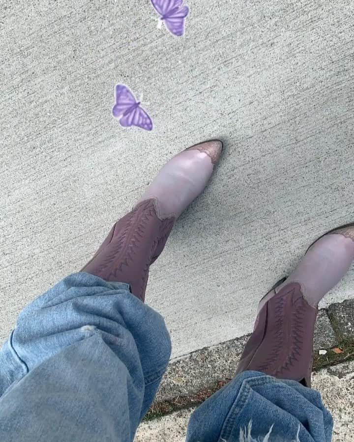 安田唯のインスタグラム：「🦋💟」