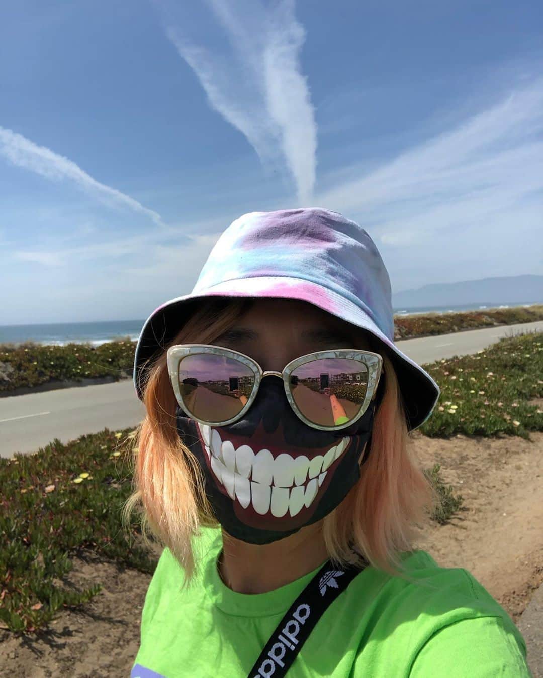 野沢直子さんのインスタグラム写真 - (野沢直子Instagram)「これはボブ作じゃないマスク。 こんなあほあほマスクで、犬🐕の散歩❤️ サンフランシスコ暑い😵☀️ #マスクの下も笑顔 #わかんねーよ」5月27日 13時21分 - naoko.nozawa