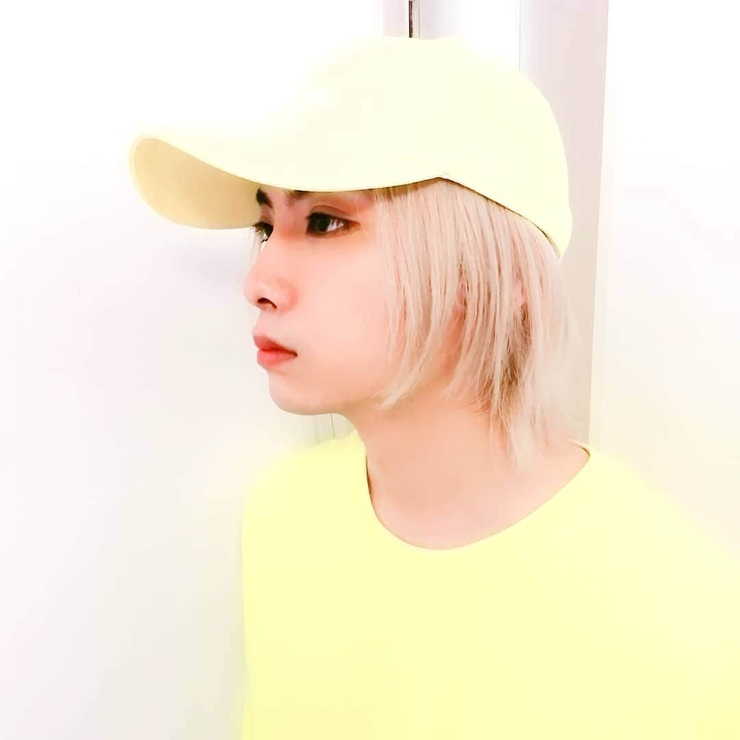うさきこうのインスタグラム：「夏色の帽子 #happy  #yellow  #instalike #instagood #instamood #fff  #instafashion #followme #fashion  #メンズメイク #メイク男子 #ジェンダーレス #派手髪 #ファッション #lgbt #LGBTQ　#japanese #オルチャン  #selfie  #팔로우미 #얼스타그램  #gay #攝影日常 #人像攝影」