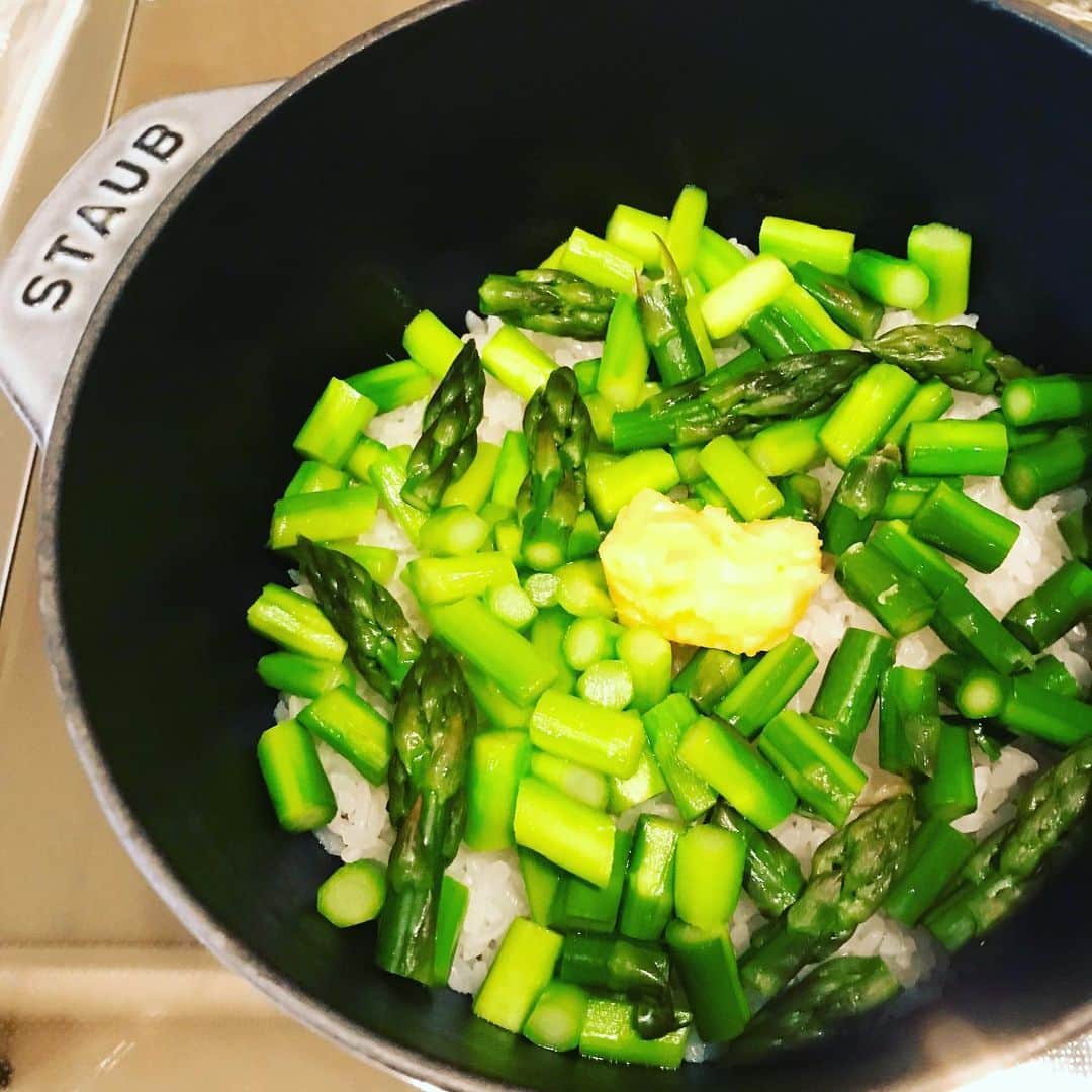 福田葉子さんのインスタグラム写真 - (福田葉子Instagram)「北海道から氷詰めで届いたアスパラガス100本、食べ切りました！ アスパラご飯、肉巻き、ウフマヨ、バター焼き、チーズグリル、アスパラベーコン…どの調理法でもみずみずしくておいしかった。#reachstock ありがとう。 #asparagus #fresh #season #cooking #yummy #foodie #staub #アスパラガス　#北海道　#産地直送　#産地応援 #リーチストック　#お取り寄せ　#旬　#料理　#器　#器好き #うつわ　#うつわ好き #ストウブ」5月27日 13時29分 - yoyoyokoko