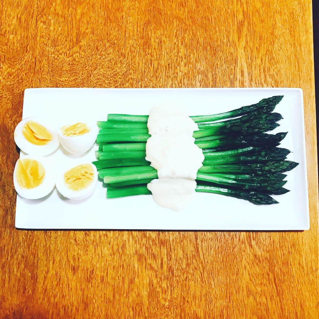 福田葉子さんのインスタグラム写真 - (福田葉子Instagram)「北海道から氷詰めで届いたアスパラガス100本、食べ切りました！ アスパラご飯、肉巻き、ウフマヨ、バター焼き、チーズグリル、アスパラベーコン…どの調理法でもみずみずしくておいしかった。#reachstock ありがとう。 #asparagus #fresh #season #cooking #yummy #foodie #staub #アスパラガス　#北海道　#産地直送　#産地応援 #リーチストック　#お取り寄せ　#旬　#料理　#器　#器好き #うつわ　#うつわ好き #ストウブ」5月27日 13時29分 - yoyoyokoko