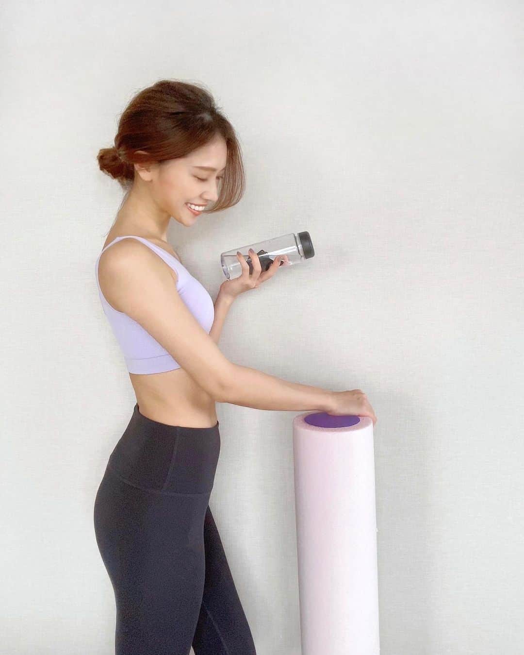 石黒美帆のインスタグラム：「*﻿ 本当にちょこちょこですが、﻿ 自宅で動画を見ながらトレーニング🏃‍♀️﻿ ﻿ ﻿ ストーリーズで教えてもらったゲームやYouTubeも チェックしてます！(ありがとう❣️)﻿ ﻿ ﻿ パープルの可愛いウェアは Viage( @viage_hrc )のナイトブラ😊﻿ ﻿ ﻿ カラーも可愛いし、シルエットを綺麗に見せてくれて、とっても着心地が良いので、寝る時だけでなく昼間やトレーニング時に使ってる人も多いみたいです♡﻿ ﻿ ﻿ ﻿ ﻿ #Viageブラ#ナイトブラ#ナイトブラ生活﻿ #バストケア#viageビューティアップナイトブラ #Viage女子#トレーニング女子#ワークアウト#ヨガ#ヨガウェア#ピラティス#おうち時間#おうちトレーニング#workout」
