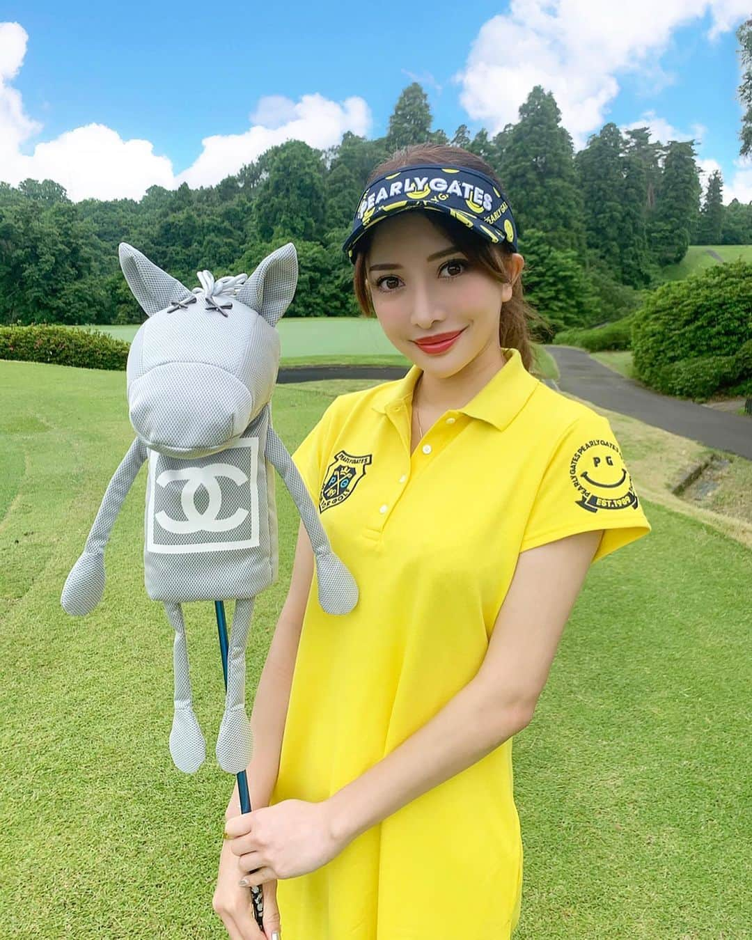 伊東亜梨沙さんのインスタグラム写真 - (伊東亜梨沙Instagram)「やっとラウンド行けた⛳️🏌️‍♀️ 久しぶりのゴルフは本当に楽しかった♥️ ヘッドカバーは愛しの @monzee.jp ちゃん🥺 . 緊急事態宣言は解除されたけどしっかり三密を避けてラウンドしてきたよ✌️ 昨日は念願の外食も楽しめたので今日はテイクアウトでお家ごはん🏠 . . #golf #golf女子 #ゴルフ女子 #ゴルフ #ゴルフコーデ #京葉カントリー倶楽部 #pearlygates #パーリーゲイツ #モンジー #モンジーヘッドカバー」5月27日 19時09分 - arisa__917m