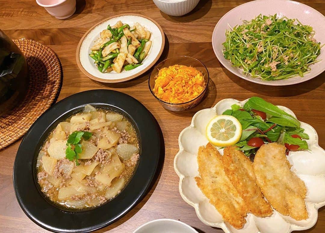 近藤千尋のインスタグラム：「今日のごはん🍚 豆苗のサラダが美味しい〜❤️ あとはいつものよく作るメニューです☺️❗️笑」