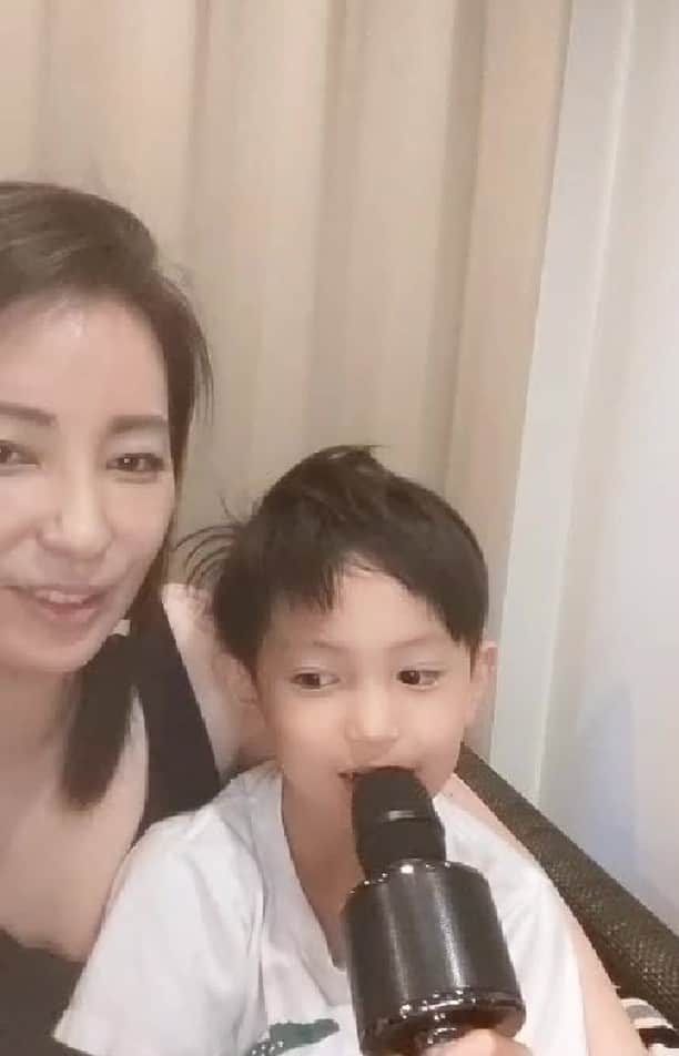 真山景子のインスタグラム：「途中、お歌も披露😂😂😂😂」