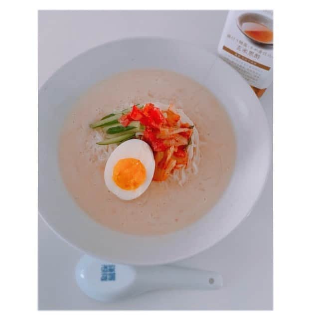 前田ゆかのインスタグラム：「おうち時間のランチは 大豆100%とうふ麺 の豆乳づくし冷麺！  スープも大豆のだしと野菜エキスを配合されています。ヘルシーなイメージだとさっぱりし過ぎ？と思いますが マイルドでコクがあり豆乳感は全くない旨味のあるスープです。  麺とスープがセットでそのままいただける すぐに食べられる気軽な1品！  その上になんにでもよくかけています。 酸っぱすぎず、癖がなく、味わい深い #アムリターラ の玄米黒酢をたっぷりかけていただきます！  #ランチ #仕事以外は #stayhome #まだ気を引き締めて #とうふ麺 #相模屋 #大豆ヘルシー麺 #大豆タンパク質 #必須アミノ酸のバランスよい #amritara  #食養生に熱心だった鹿児島のお医者さんが #健康のために黒酢を作りたいという思いが詰まった #農薬肥料不使用 #玄米黒酢 #低糖質 #低カロリー #とうふ麺」