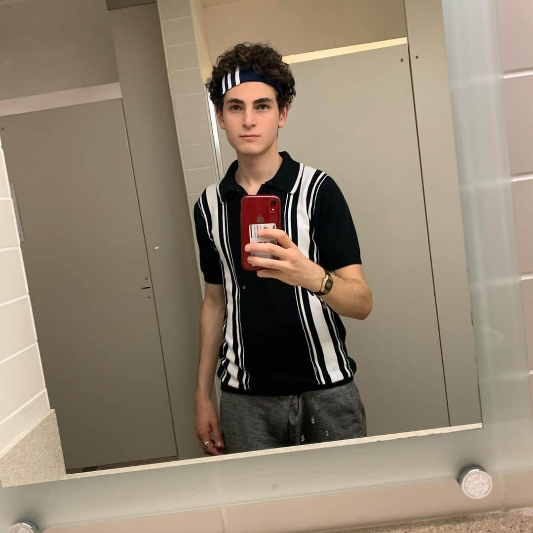 デヴィッド・マズーズのインスタグラム：「Yo u guys know I hate freaking mirror selfies but I’m missing this time in my life a lot RN. For anyone who’s having a hard time now, you may be physically alone but not in spirit. All love. Well make it through!」