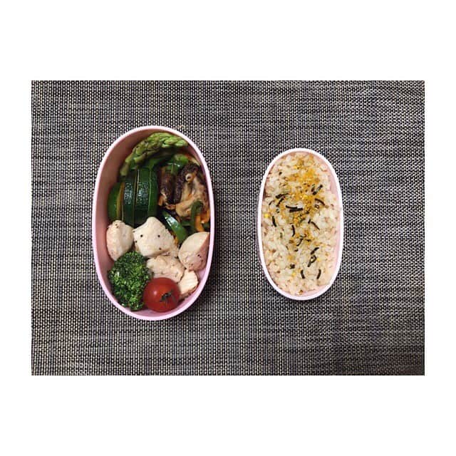 みのり(26)＠東京 ダイエットのインスタグラム：「お昼ごはん . 鶏肉 野菜炒め ズッキーニ 玄米ご飯(のりたま) ブロッコリー ミニトマト . . しんぷるに。笑 . . ◉ライザップ公認の紹介アンバサダーです。 〜紹介特典で、お安く入会できます〜 . ▶︎全国どの店舗でもOK ▷２週間のトライアルコースもあります(^_^)/ ▶︎カウンセリング予約前にご連絡ください . ◎入会やカウンセリングをお考えの方、 ご質問なども、DM✉️ください。 . ★トレーニング見学もできます★ . 📺RIZAP TVCM出演 🏅RIZAP BMG ファイナリスト2017.2018 . #rizap #ライザップ . #ダイエット #diet #ダイエット日記 #レコーディングダイエット #instadiet #ダイエット仲間募集 #ダイエッター #公開ダイエット  #昼ごはん #昼御飯 #lunch #昼ご飯 #昼食  #おうちごはん #糖質制限 #healthyfood #healthylifestyle  #fitmeal #oneplate #cleanmeals #lowglycemic」