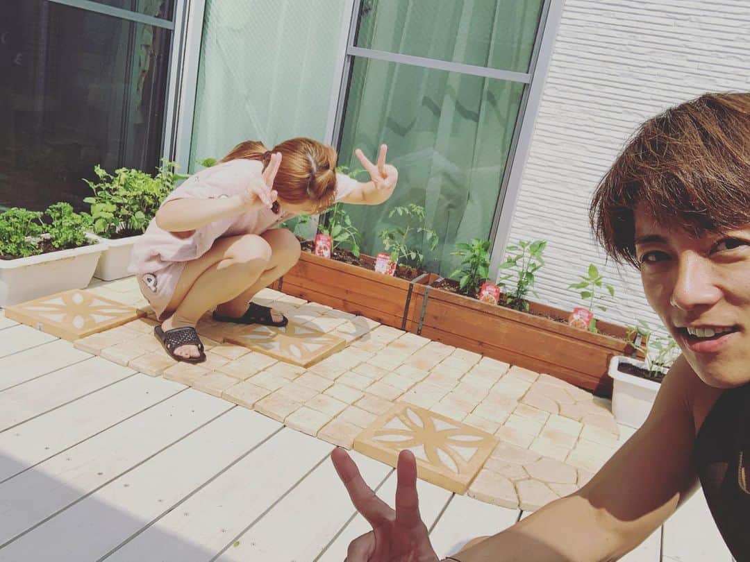 杉浦太陽さんのインスタグラム写真 - (杉浦太陽Instagram)「プランターに野菜の植え付けをして、 プランターがパワーアップ！  汗だくだけど気持ちいい(^^) いい感じや〜ん！  これで、バルコニーには、  パセリ・紫蘇・苺に加えて、  ナス・トマト🍅  ピーマン・唐辛子🌶オクラにイタリアンバジル！  やさいの時間で経験していることを活かして、  子どもたちにも世話をさせたりしながら、 夏野菜を楽しみたいと思います！  @sugiurataiyou_official  #我が家のバルコニー #プランター菜園 #パワーアップ #やさいの時間 #経験を活かして #家族で楽しむ夏野菜」5月27日 14時04分 - sugiurataiyou_official