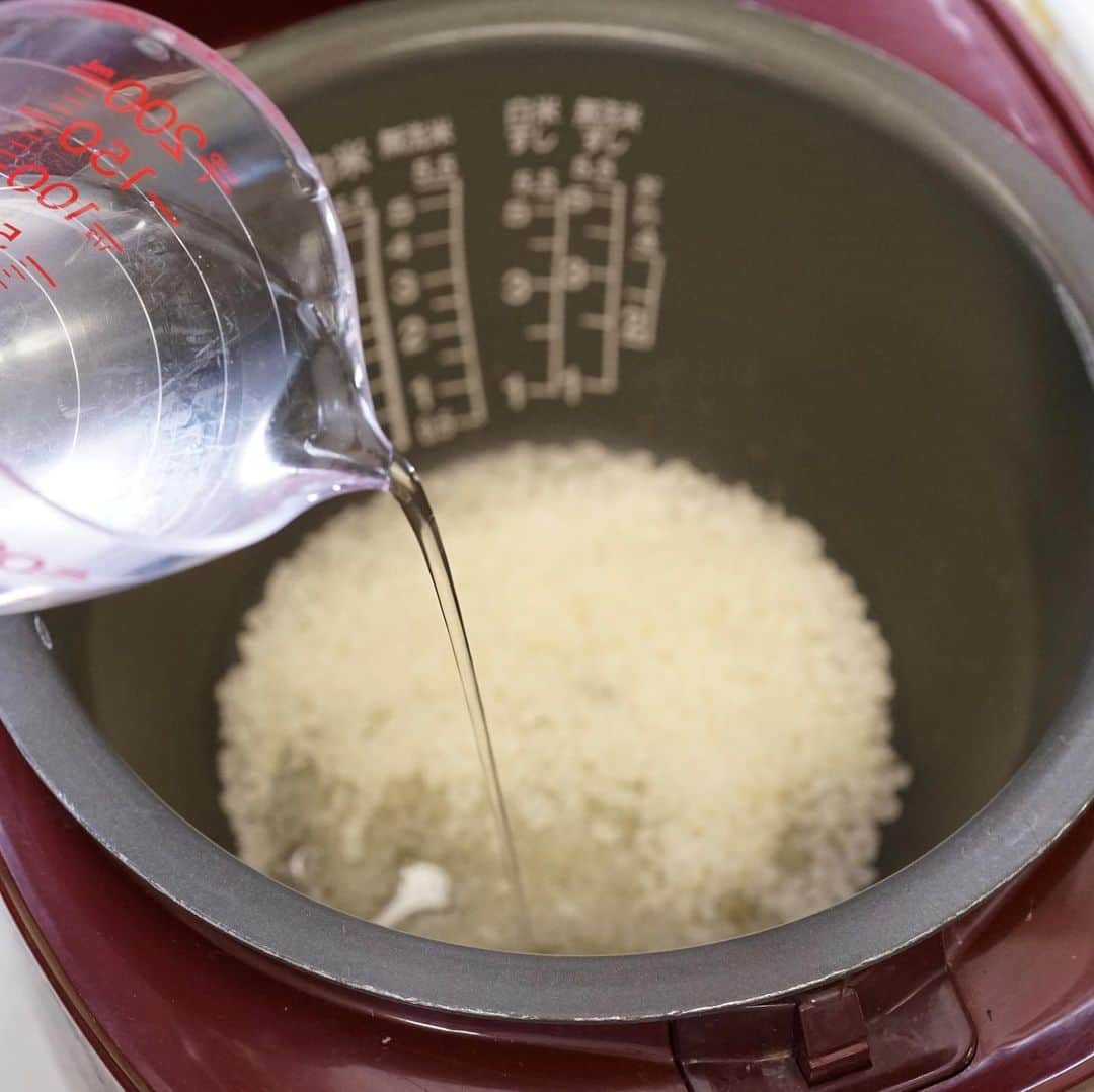 hirokoさんのインスタグラム写真 - (hirokoInstagram)「🌱2020.5.27（水）﻿ ✽.｡.:*・ﾟ #hiroponのおうちごはん﻿ ﻿ @fitfood_home #フィットフードホーム さんの﻿ #冷凍惣菜 「チキン南蛮 」﻿ ﻿ @kimeyakabiken #きめやか美研 さんの﻿ 糖質50%オフ「ハーフライス」﻿ ﻿ この組み合わせで#お昼ごはん﻿ ﻿ ﻿ #ハーフライス は糖質50%オフだけじゃなく﻿ カロリー29%オフ！ 食物繊維65ですよ〜﻿ ﻿ 糖質制限中やダイエット中には嬉しい﻿ お米のような風味・食感のお米風食品です﻿ 炊飯器でお米と同じように炊くだけ﻿ ハーフライス1袋（150g）を洗わず﻿ お米1合と同じ水加減で炊飯器で炊きます﻿ ﻿ 糖質50%オフだから食べた罪悪感も少なーい🤣﻿ ﻿ menu📝﻿ ▪︎ ハーフライス（120g）﻿ ▪︎ #チキン南蛮（付け合せ惣菜）﻿ ▪︎ 千切りキャベツ・ブロッコリー・ミニトマト﻿ ﻿ ﻿ 糖質制限中やダイエット中でも﻿ ご飯🍚食べたいよね〜﻿ そんな時は☝️﻿ 糖質50%オフの「ハーフライス」を食べてみて﻿ ﻿ 「ハーフライス」👉🏻#楽天ROOMに載せてます﻿ プロフィール🔗から見てね﻿ ﻿ ﻿ ﻿ .........The end 🍚🥢﻿ #しっかり食べるダイエットごはん #PFCバランス #低糖質 #糖質オフ #糖質制限 #ダイエットメニュー #糖質50 #低糖質米 #ダイエット米 #インスタフード #おうちごはん通信 #おうちごはんLover #くらしメイド #フーディーテーブル #マカロニメイト #デリミア #デリスタグラマー #バランスの良い食事 #snapdish #macaroni #locari_kitchen #lin_stagrammer﻿ ・」5月27日 14時05分 - hiropon0201