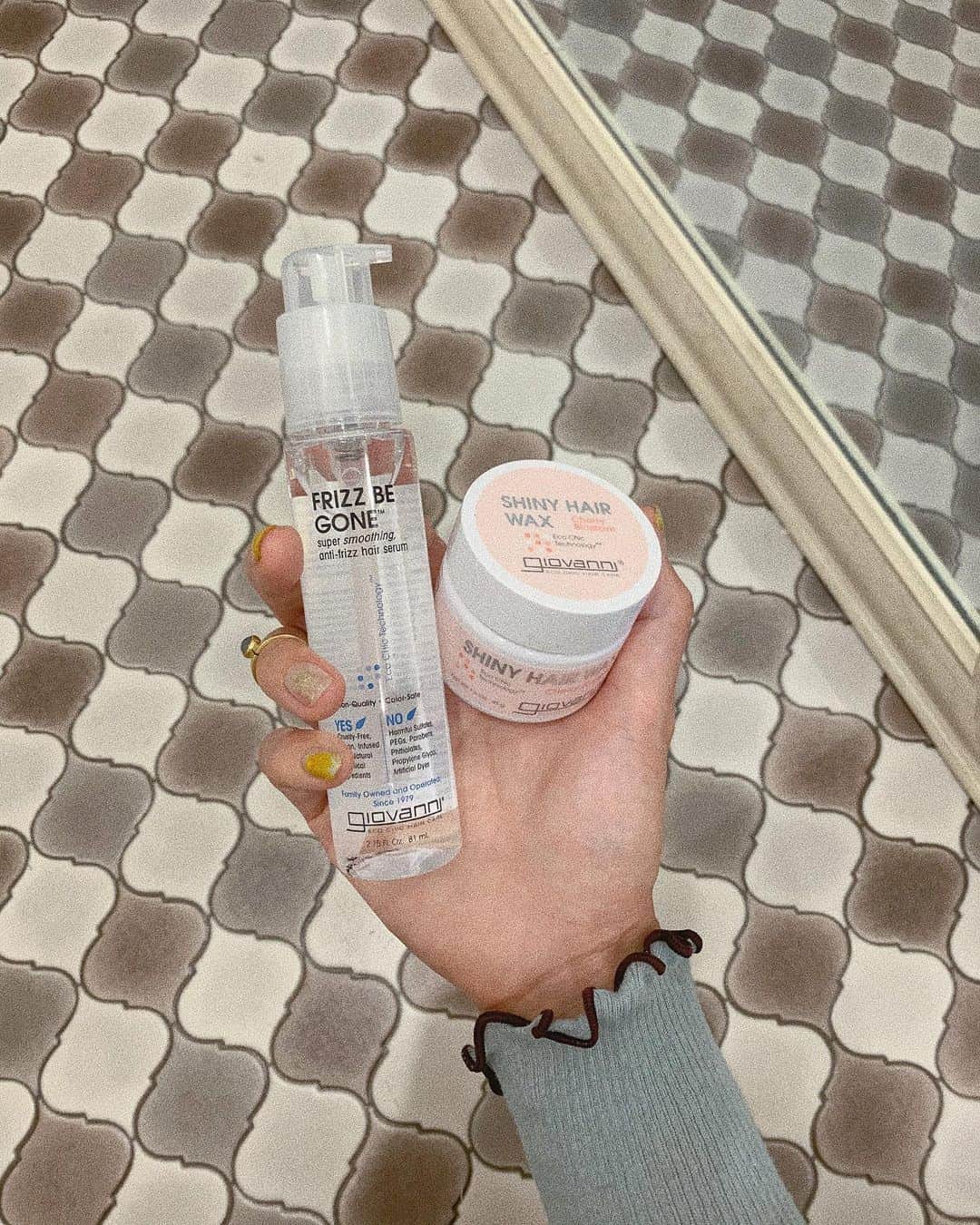 中谷愛のインスタグラム：「@giovanni_japan ..🧚🏻 最近使い始めた、オーガニック植物オイル配合のヘアセラムとヘアワックス。  セラムはドライヤー前後に🌿さらっとしたテクスチャーで軽め、色んな髪質の人にマッチしそうな感じ。ナチュラルな束感出したい時に良さそう。  ワックスはとにかく香りがすき.. cherry blossom🌸手ですーっと溶けてく感じで、アップヘアしたい時とかにささっと手につけると艶感が。 しばらく使ってみよう。」