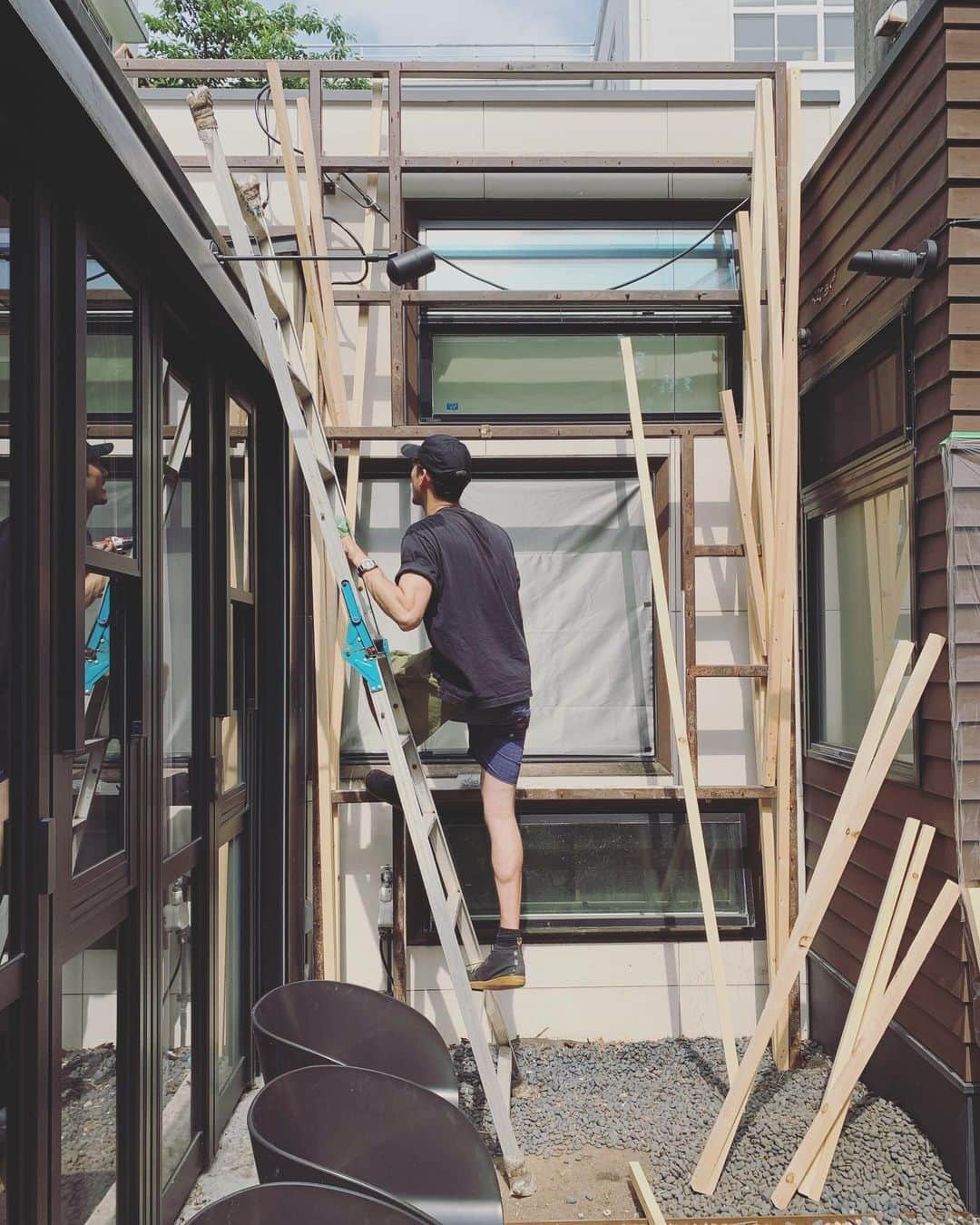 座間アキーバのインスタグラム：「緊急時令解除明け、楽しい仕事がやってきた #hanatombo #akivazama #akivawoodwork」