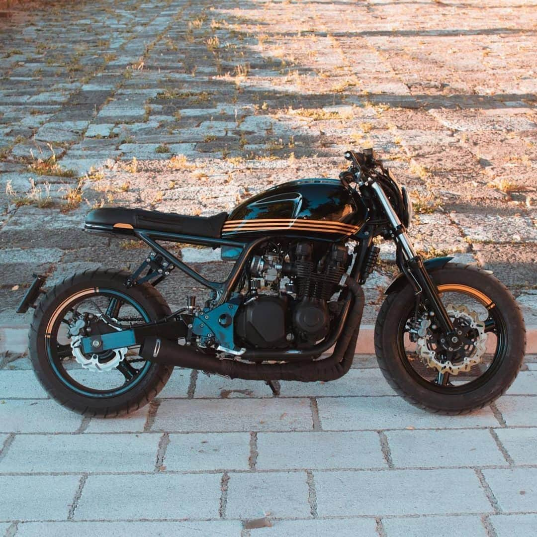 epidemic_motorsさんのインスタグラム写真 - (epidemic_motorsInstagram)「Kawasaki #zr7 aka Paura Rockets 007 aka Goldfinger ✏️ Designer and Project Manager @francesco_paura 🛠️ Custom Workshop @angelolowcaliendo 🇧🇷 Owner #gentlebikers #kaferacer #motomate #builtnotbought #epidemicmotors #epidemic_motors」5月27日 14時32分 - epidemic_motors