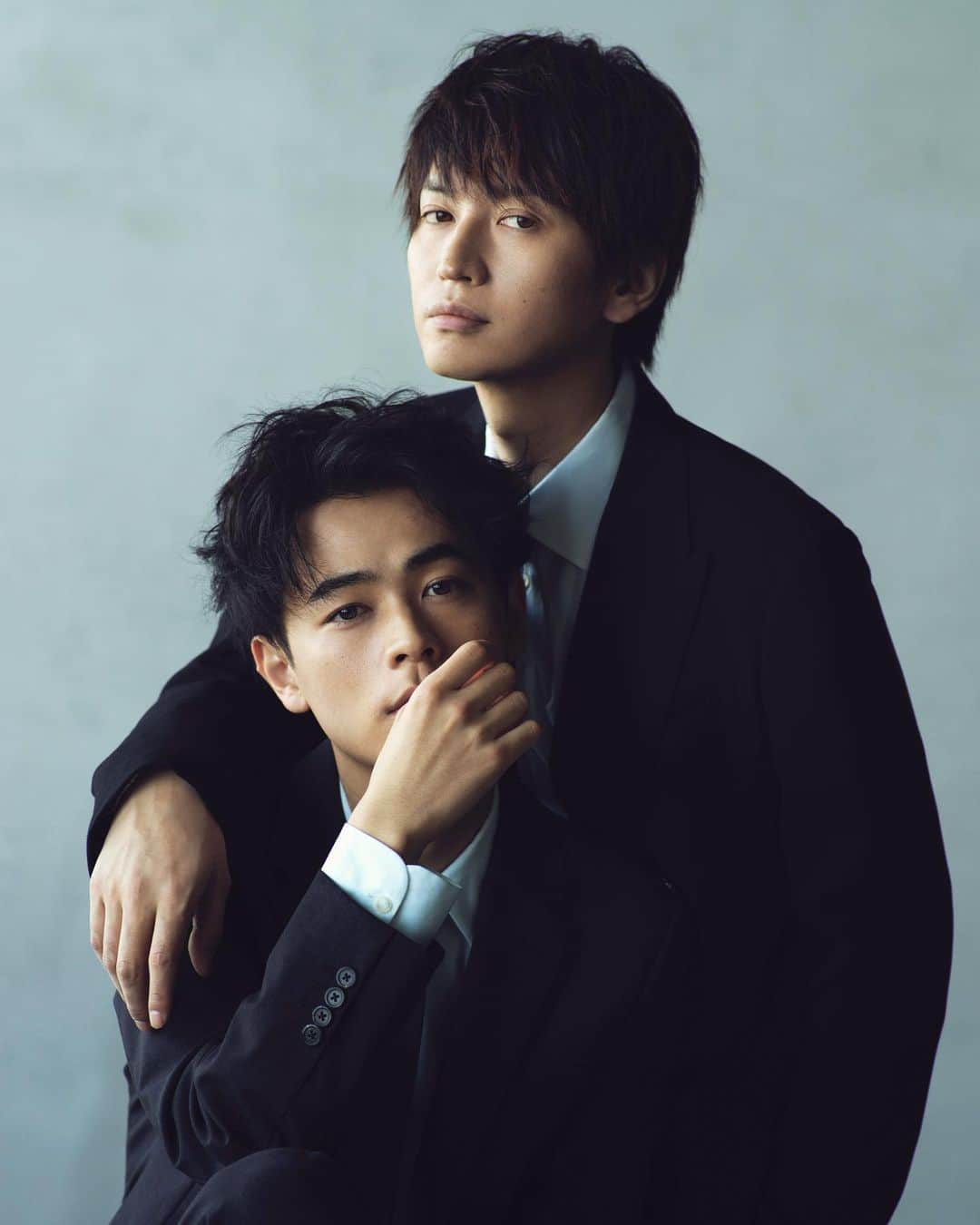 長山一樹のインスタグラム：「本日発売のanan 大倉忠義×成田凌 めちゃカッコよくもエモいページになってます。 必見です。  #anan #大倉忠義 #成田凌 #メンズファッション #mensfashion #photography #ファッションフォト #magazine #ポートレート #portrait #hasselblad #h6d #ハッセルブラッド #kazukinagayama #長山一樹」