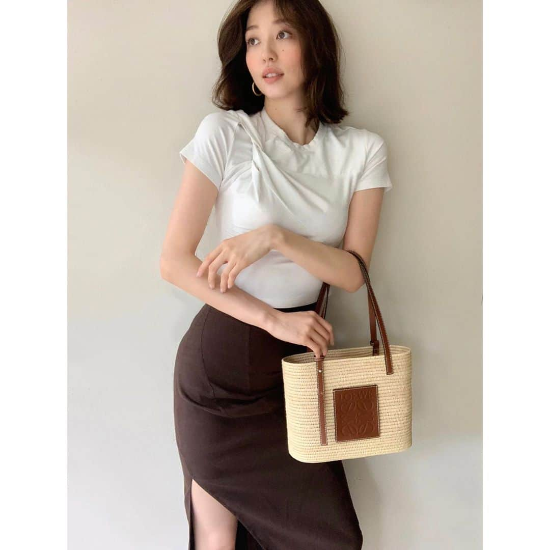 松島花さんのインスタグラム写真 - (松島花Instagram)「: 🤎Outfit🤎 お気に入りの @loewe の カゴバッグでシンプルコーデ🤗👜 そして、履いているとみんなに どこの⁇と聞かれるサンダルは @zara 👡夏は楽チンでいいね🎶 : Bag: LOEWE Tops: ALEXANDER WANG Skirt&Shoes: ZARA Earrings: H BEAUTY&YOUTH #hanaoutfit #ootd #outfit #fashion #花私服 #私服」5月27日 14時31分 - hana_matsushima_official