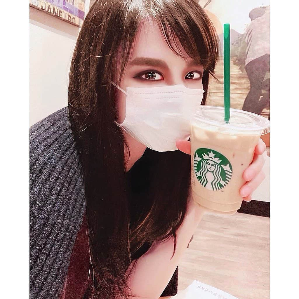 定平佳子さんのインスタグラム写真 - (定平佳子Instagram)「@starbucks @starbucks_j  やっと スタバ 飲めとわぁ 何日ぶり  うれぴえん 🥺  貸し切りわっしょい 🥺  #マスク生活  #STARBUCKS #スタバ #starbuckscoffee #starbucksjapan #ホワイトモカ #ICEWHITEMOCHA  #定平佳子  ちなみに、最近 囲みメイクに ハマり中 💄 、 、  世の中、再び 変化し、戻りつつある この頃ですが 皆さん 如何 お過ごしでしょうか。  学生の皆さん、学校 再開しましたか？ 🏫 もうそろそろですか？  楽しみですか？ 、 、  ここから先の 内容は、閲覧注意 にさせていただきます。  今回は、インスタへ 書くね  私は、学校 という言葉を 聞くだけで、又 教室の映像を 見るだけで、今でも 色々な 出来事が フラッシュバックします。  行きたくねえよって人 いるやんな？ 辛いやんな 悔しいやんな わかるよ 私も、そうやった 辛かった 人生、返せって 言いたい  逃げても、ええねんで 私は、休まへんかったけれど‥ 今は、時代も、tool も、変わってきてる  昨今、更に加速度を増し、溢れ返っている 情報 & 誘惑、言葉という名の刃物を振りかざす、腐敗した世の中 耐えられへん ( 毎日、おもっている )  虐める奴等の 犠牲になって、〇んでしまうくらいなら、やりたいことをみつけて、救いの道へ 逃げればいい  私の 過去のブログに、虐めを題材とし、実体験を含めた 記事を書いているので、現在 同じような 状況下に居られる方、よかったら 目を通してみてね  一人なんかちゃうよ ここにも、おるよ  #いじめ #自殺 #死ぬんじゃねーぞ  しょこたんさんの 著書 おすすめです。  人のことは、アドバイスできるし、支えたいとおもう しかし、自分のこととなると、専らダメ 😔 この歳になっても、傷口は 時々開きながらも、やがて 閉じて、また 開く‥ この繰り返し  おまえは、貝か？ 🐚  では 🧏🏼‍♀️」5月27日 14時26分 - yoshiko_doll