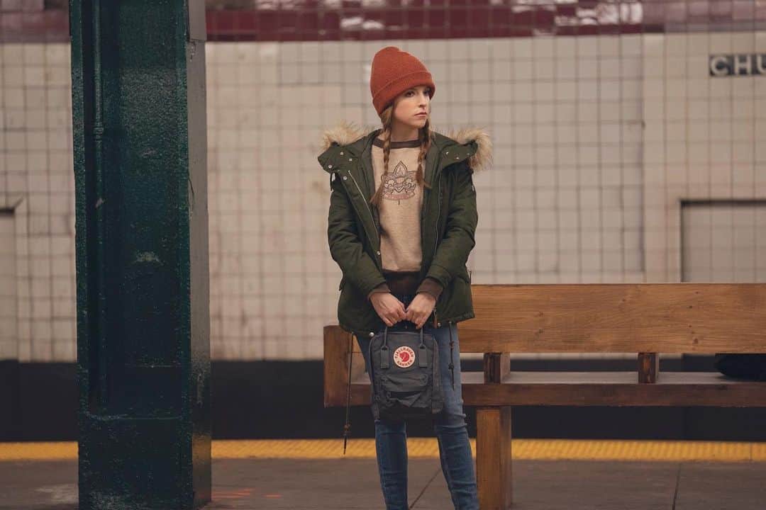 アナ・ケンドリックのインスタグラム：「She’s lonely 🎀 LOVE LIFE is so close! Only a few hours left 🥰」