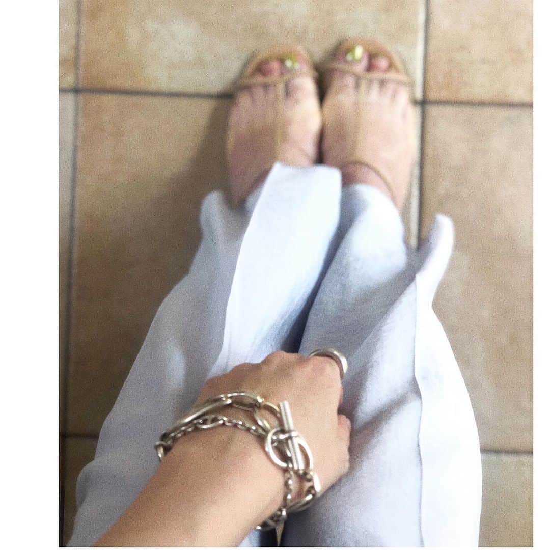 吉田怜香さんのインスタグラム写真 - (吉田怜香Instagram)「手もと　と　足もと。 シルバーアクセサリー　と　シアーサンダル　🍐」5月27日 14時32分 - reikayoshida_