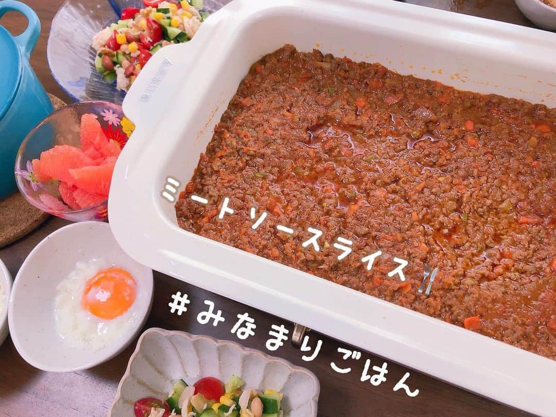 のインスタグラム：「. 昨日のBRUNOランチは、 ミートソースライス🍴  味のベースがナポリタンのミートソースです♬  なので、 ケチャップ・ウスターソース・コンソメ・きび糖、そこに牛乳を入れるとまろやかになって美味しくなるの💡  食べる時に温泉たまごや半熟卵を乗せるのが好きです🍴 . #bruno #ホットプレート料理 #お昼ごはん  #ミートソースライス #ナポリタンベース  #チョップドサラダ #くるみ #彩サラダ  #みなまりごはん #3歳女の子 #女の子のママ」