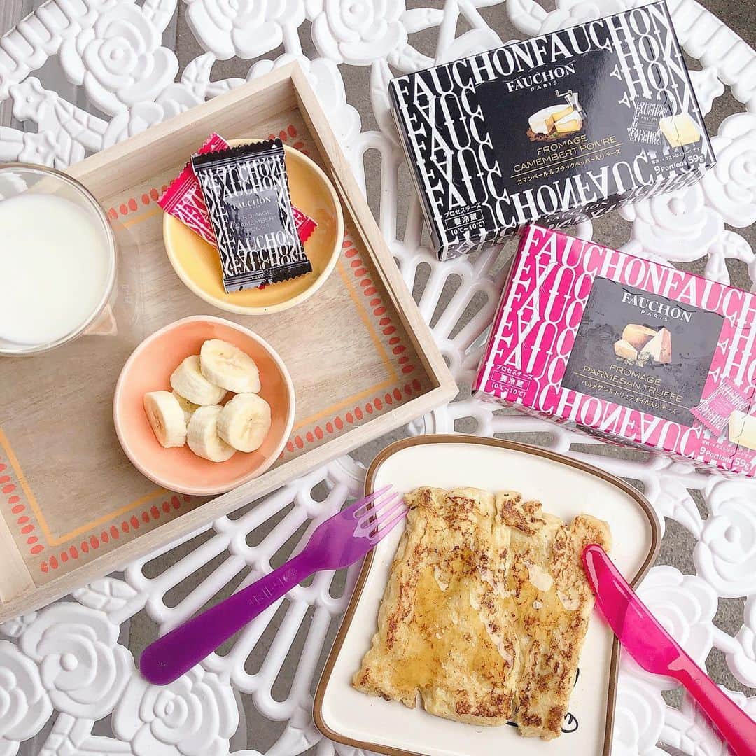のインスタグラム：「. フランスの老舗美食ブランド @fauchon_japan 🇫🇷と @qbb_official のコラボのチーズ🧀 #フォションフロマージュ が発売されました✨ . ☑︎パルメザン&トリュフオイル入りチーズ ☑︎カマンベール&ブラックペッパー入りチーズ . この日は朝ご飯と一緒に🍽 香り高くてワインにもぴったり🍷 . . ୨୧┈┈┈┈┈┈┈┈┈┈┈┈┈┈┈┈┈୨୧ #六甲バター#fauchonparis#チーズ」
