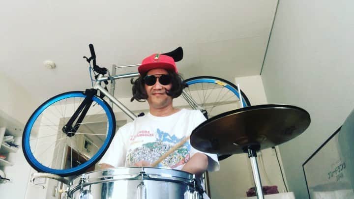 おたこぷーのインスタグラム：「自宅ドラム漫談　俺流スティック #スティック #ドラム #ニックフーケ #おうち時間 #jリーグキャップ」