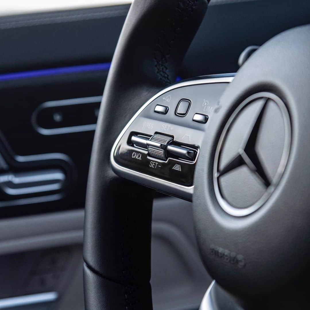 メルセデス・ベンツさんのインスタグラム写真 - (メルセデス・ベンツInstagram)「Added character, added space, added safety. The new Mercedes-Benz #GLA.  #MercedesBenz #mercedes #benz #mbcar #mbdesign #carsofinstagram」5月27日 15時02分 - mercedesbenz