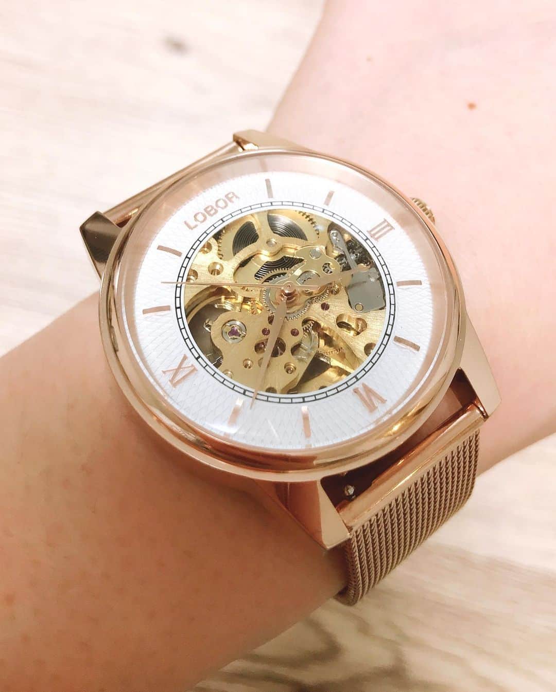 正田美里（みさみさ）さんのインスタグラム写真 - (正田美里（みさみさ）Instagram)「時間を大切にしたい🕰 LOBOR(@loborjapan )のアナログの腕時計は、ぜんまいを巻く特有の一手間がとても楽しいひとときになるんです🥰 1秒までも無駄にしたくないっ✨  LOBORの10％オフのクーポンコード↓ 【misames】  #lobor #ロバー #腕時計 #時計 #手元倶楽部」5月27日 15時03分 - misamisaupiupi