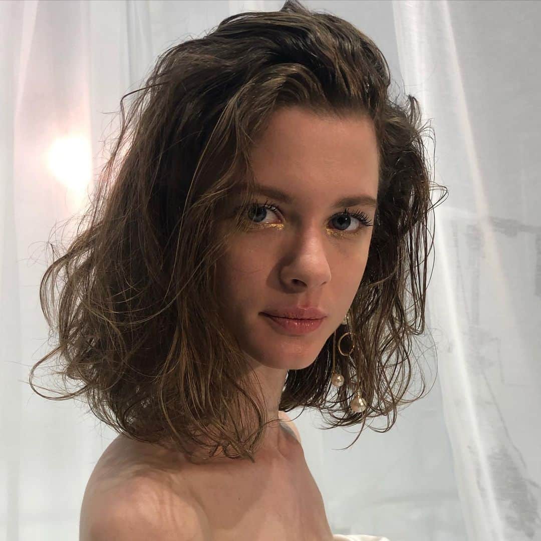 NOVARESE Dress Officialさんのインスタグラム写真 - (NOVARESE Dress OfficialInstagram)「現在発売中の @ellemariage では、ヘアメイクも注目していただきたいポイントです ゴールドの目元や動きのあるヘアスタイル ハレの日も好きな色やスタイルをアクセントに  #ノバレーゼウエディング #ノバレーゼドレス #エルマリアージュ #プレ花嫁 #ウエディングメイク #ノバレーゼ #novaresewedding #novarese #ellemariage #behindthescenes」5月27日 15時05分 - novaresewedding