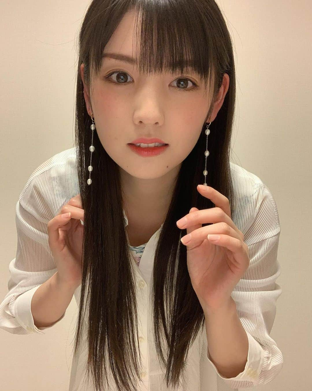 道重さゆみさんのインスタグラム写真 - (道重さゆみInstagram)「今年買った、春夏服をお家の中で着てみたりしています♡1人ファッションショーってやつです笑 これは#jillstuart のワンピース♡ めちゃめちゃ可愛くてお気に入り！ これ、上のシャツワンピ脱いでも可愛いから次の投稿で写真あげるね！ . イヤリングは#juicyrock のものです！これまた素敵でお気に入りです✨」5月27日 15時15分 - sayumimichishige0713