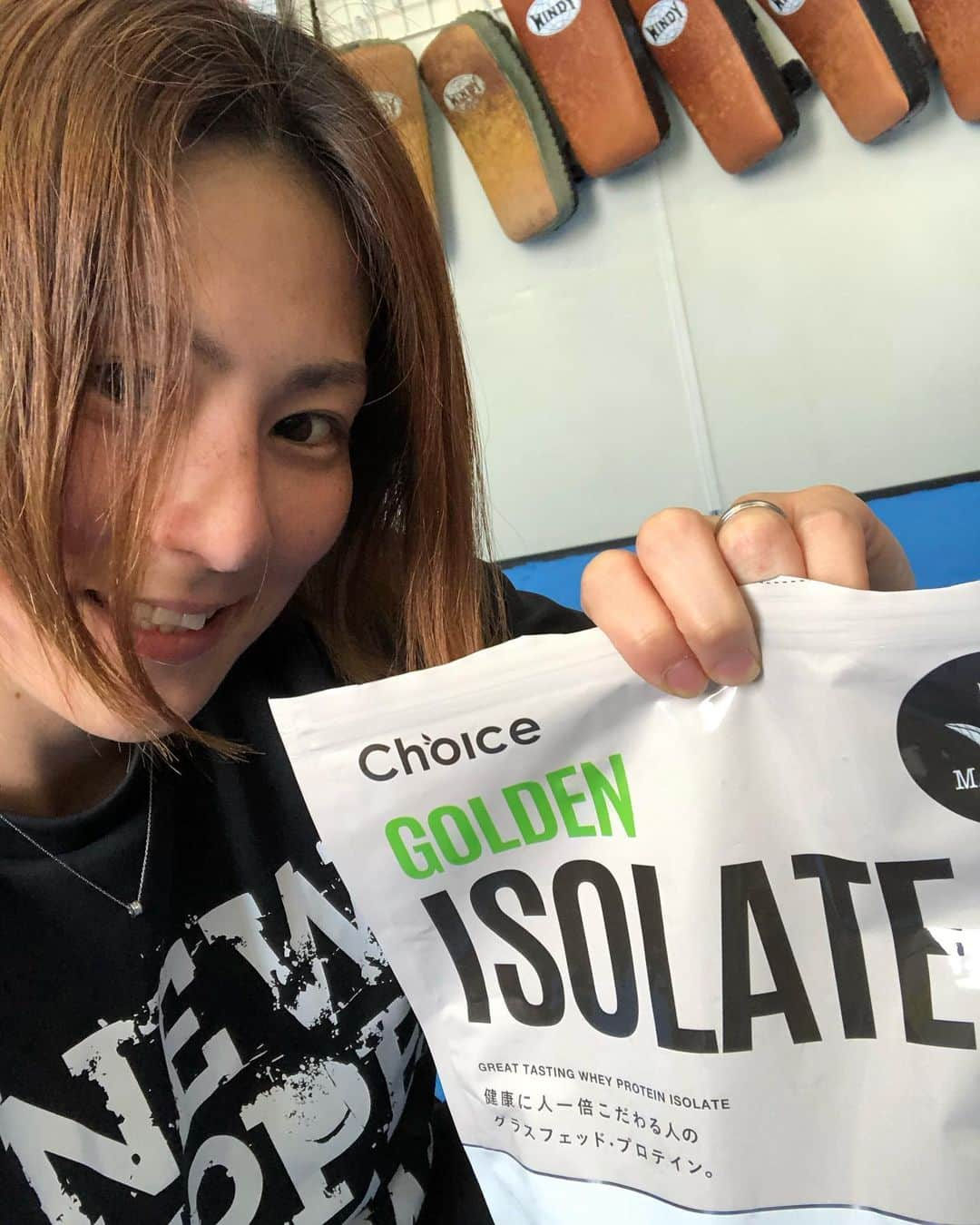 石岡沙織さんのインスタグラム写真 - (石岡沙織Instagram)「@choice.protein  久々に5分5Rスパーリングをしました😆 . コロナ太りの代表みたいになってるので、練習して→低糖質の#アイソレートプロテイン を飲みました😆🙌 . 練習相手が30キロも重たいとねぇ、、、 同じ練習しても疲労度が違うわけですよ🤣笑 . 今日は良い技決まって、新技キタ❗️❗️ と思ったら、【うなぎ締め】っていう、すでにある技でしたw . #choice #チョイスプロテイン #アイソレート抹茶味　#低糖質プロテイン」5月27日 15時07分 - saori_ishioka_mma