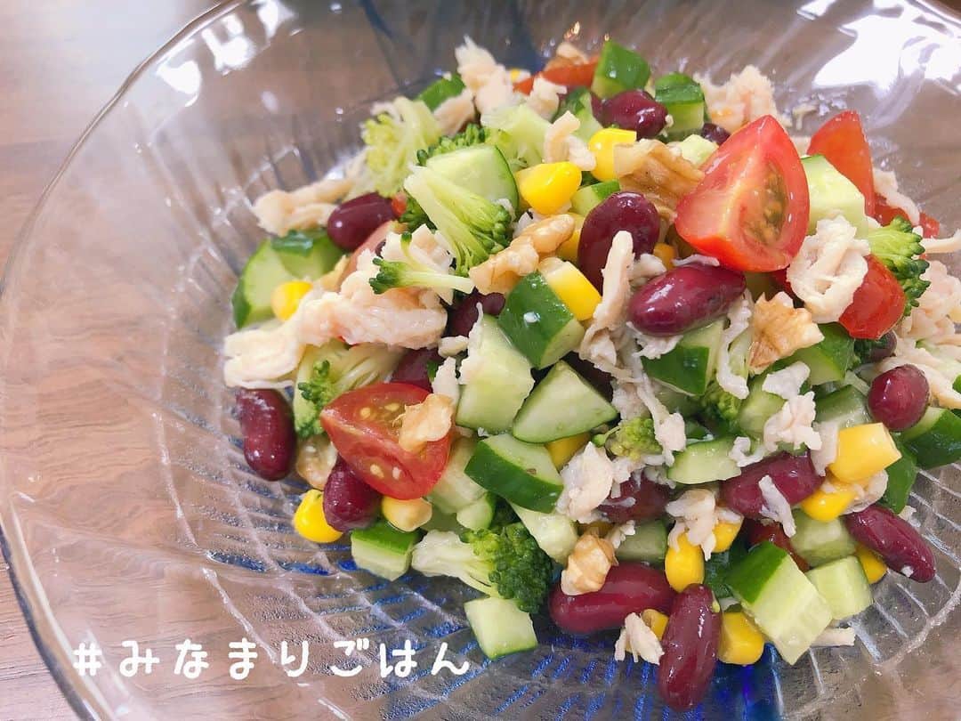 のインスタグラム：「. アスリートご飯にチョップドサラダ🍴 . くるみを砕いて入れ、アクセントに。 実はくるみってスーパーフード💡 . ナッツ類を食べるなら、くるみが1番いいみたい。 アスリートだけじゃなく、ダイエットや美容にもいいので、くるみオススメです🍴 . きゅうりには身体を冷やす働きがあるので、練習後や試合後など、身体が熱を持っている時に食べるといいですよ♬  これから暑くなる時期にもいいですね。  今回のチョップドサラダには、 レッドキドニー、ささみ、トマト、きゅうり、くるみ、コーン、ブロッコリーを使いました。  #アスリート飯 #くるみ #スーパーフード  #みなまりごはん #きゅうりレシピ #身体の熱を取る  #美容 #ダイエット #アスリートご飯」