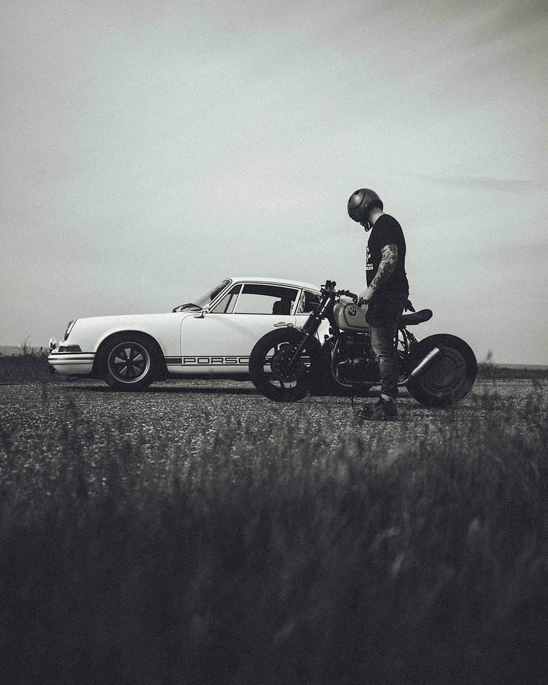 epidemic_motorsさんのインスタグラム写真 - (epidemic_motorsInstagram)「Two lifestyles one passion. ⚡ BMW or Porsche?😏 📸 @marijeee_x_x_ . Bike @arjanvandenboom Car @mrjonesmiller Photo @marijeee_x_x_ #caferacers#caferacer#caferacerporn #epidemicmotors #epidemic_motors」5月27日 15時11分 - epidemic_motors