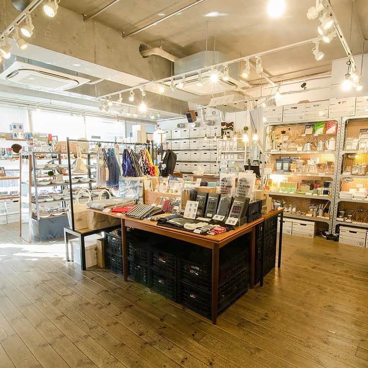 のインスタグラム：「. 【6/1より実店舗営業再開のお知らせ】 . 日頃よりフリーデザインをご利用いただきましてありがとうございます。 . 新型コロナウイルス感染拡大による対応のため、臨時休業とさせていただいておりましたが、非常事態宣言の解除を受け「6月1日（月）」から実店舗の営業を再開いたします。 . 再開にあたり、しばらくの間は「11:00-18:00」の時間短縮での営業とさせていただきます。 . また、ご来店の際には、マスクの着用ならびに、店内でのソーシャルディスタンスの確保のため、2名様以下でのご来店にご協力いただけますようお願い申し上げます。 . 営業再開後もこれまでと変わりなく、フリーデザインをご利用いただけましたら幸いです。 皆さまと再びお会いできるのを、スタッフ一同心よりお待ちしております。 . . #フリーデザイン吉祥寺店 . #freedesign #フリーデザイン #吉祥寺 #kichijoji」