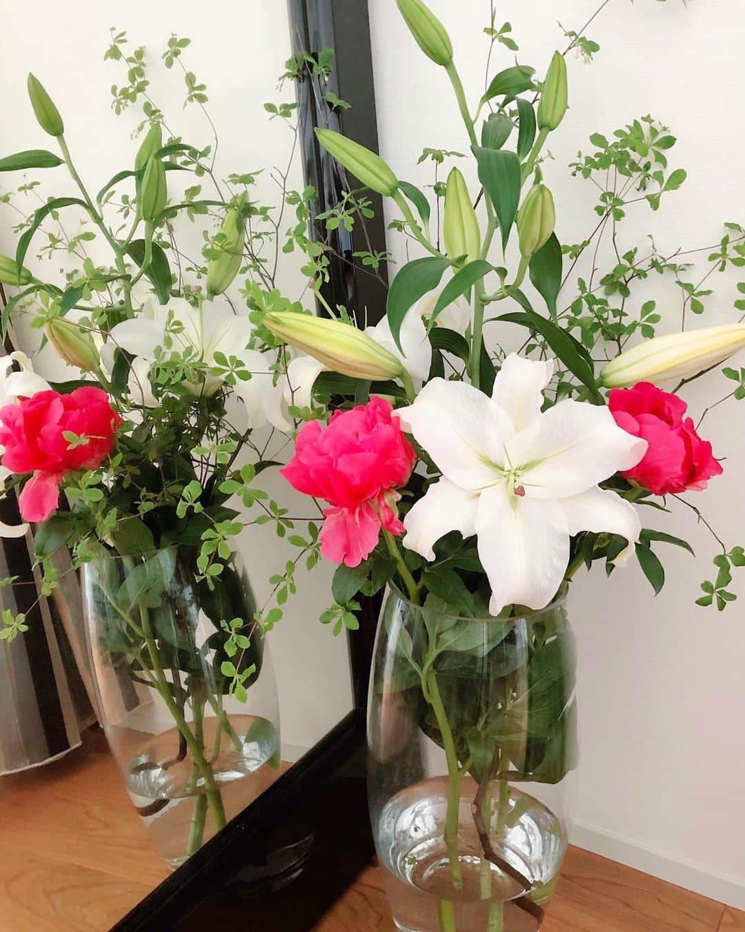 牧山純子さんのインスタグラム写真 - (牧山純子Instagram)「お花のある暮らしで心に癒しを💓散った花びらもまだ綺麗なので器に浮かべて楽しみます☺️ #花のある暮らし #flowers」5月27日 15時33分 - junko.violin1202