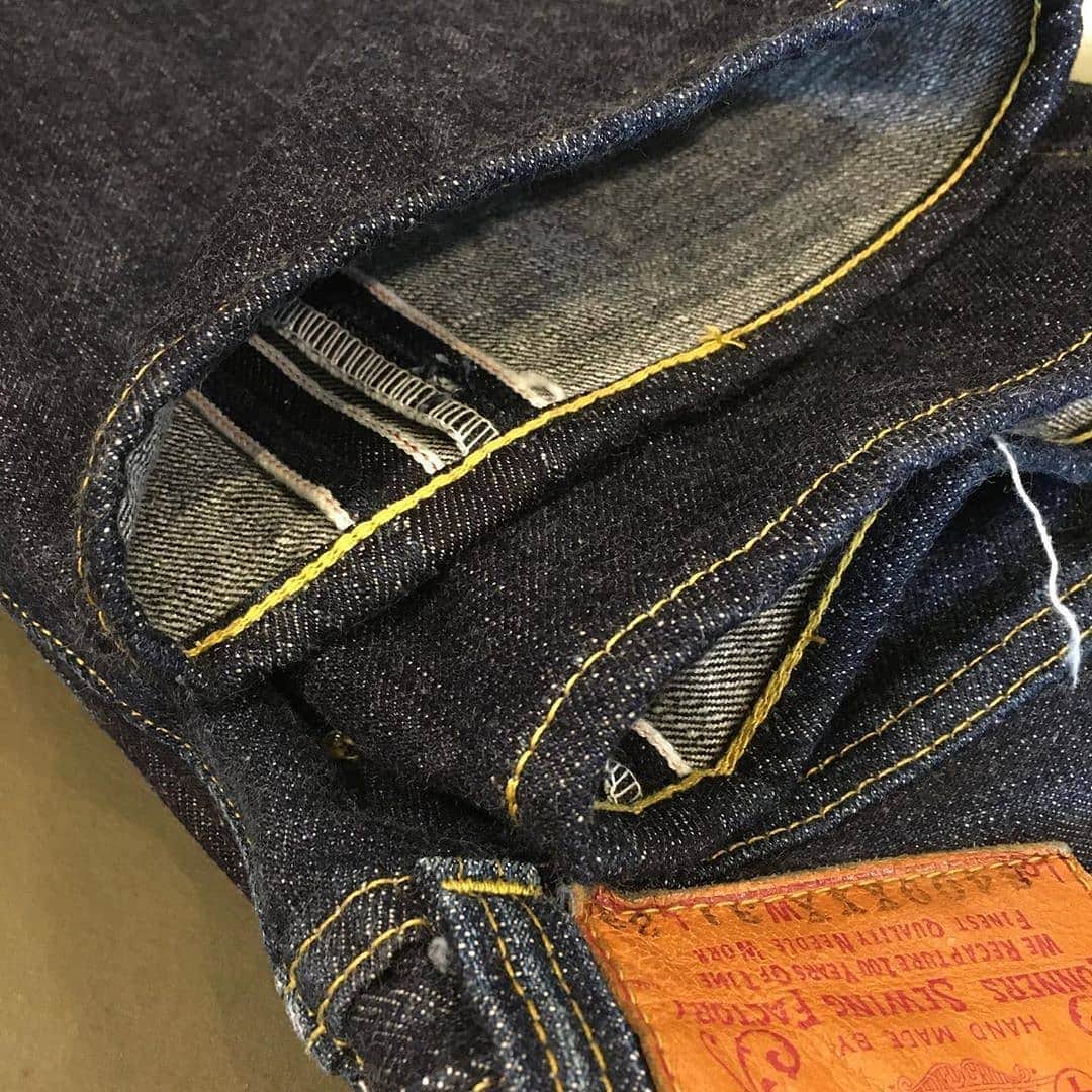select shop「ASHOES」 SHOP STAFFのインスタグラム：「#Repost @ashoes_sewing_factory Made by @Image.Downloader · · · · サイズ変更のリペア&リメイク。  ウェストのアップ、ワタリ周りのサイズアップをアウトシームにて、側章のデザインにてリメイクしました。  側章に使った生地は、弊社の使用している生デニムを一度洗いをかけて縮めたものです。 −−−−−−−−−−− デニムをカッティングからまる縫いもしています。 お気軽にお問い合わせ下さい。 048-782-6627 −−−−−−−−−−− #リメイク #デニムリペア #ジーンズ修理 #デニム修理 #サイズ変更 #幅出し #handmade #ハンドメイド #ashoes #亜洲'S #さいたま #大宮 #デニム #ジーンズ #裾上げ #チェーンステッチ #お直し #リペア #穴埋め #タタキ #singersewing #Unionspecial #sewing #sewingmachine #ミシン #シンガーミシン #ユニオンスペシャル #jukI #unionspecial43200g」