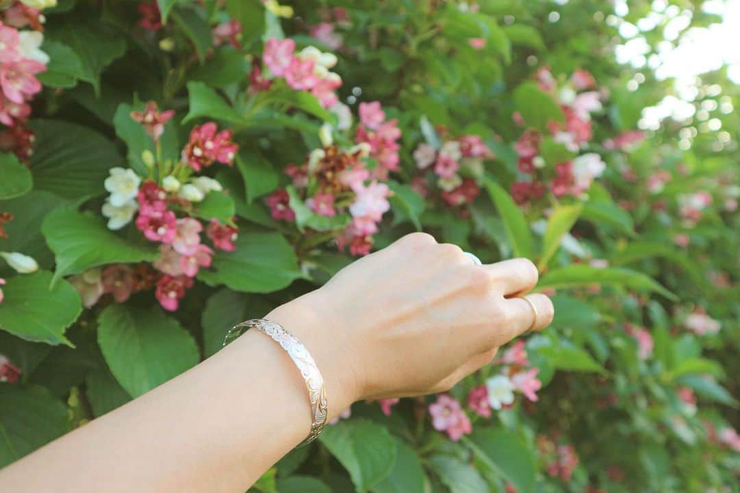 RENA のインスタグラム：「夏がやってくるね🌺☀️ ． 緊急事態宣言が解除になり、再開の準備や色々な申請等、対応に追われています📚 ． 初めての事だらけで頭痛くなっちゃうけど、無事乗り切ってまた更に頑張っていける環境を築いていきたいと思います🌍✨ ． 皆は解除後の切り替えや対応出来てますか？😵 ． ． #HawaiianJewelry #beforesummer #tokyo #緊急事態宣言解除 #コロナに負けるな #夏はすぐそこ」