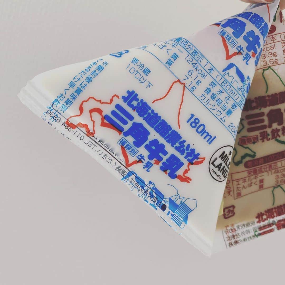 緒月遠麻さんのインスタグラム写真 - (緒月遠麻Instagram)「☺︎ 懐かしすぎて 一気飲み🐄♡ #三角牛乳 #🐮💬 大きくなれよ‼︎」5月27日 15時39分 - toma_ozuki